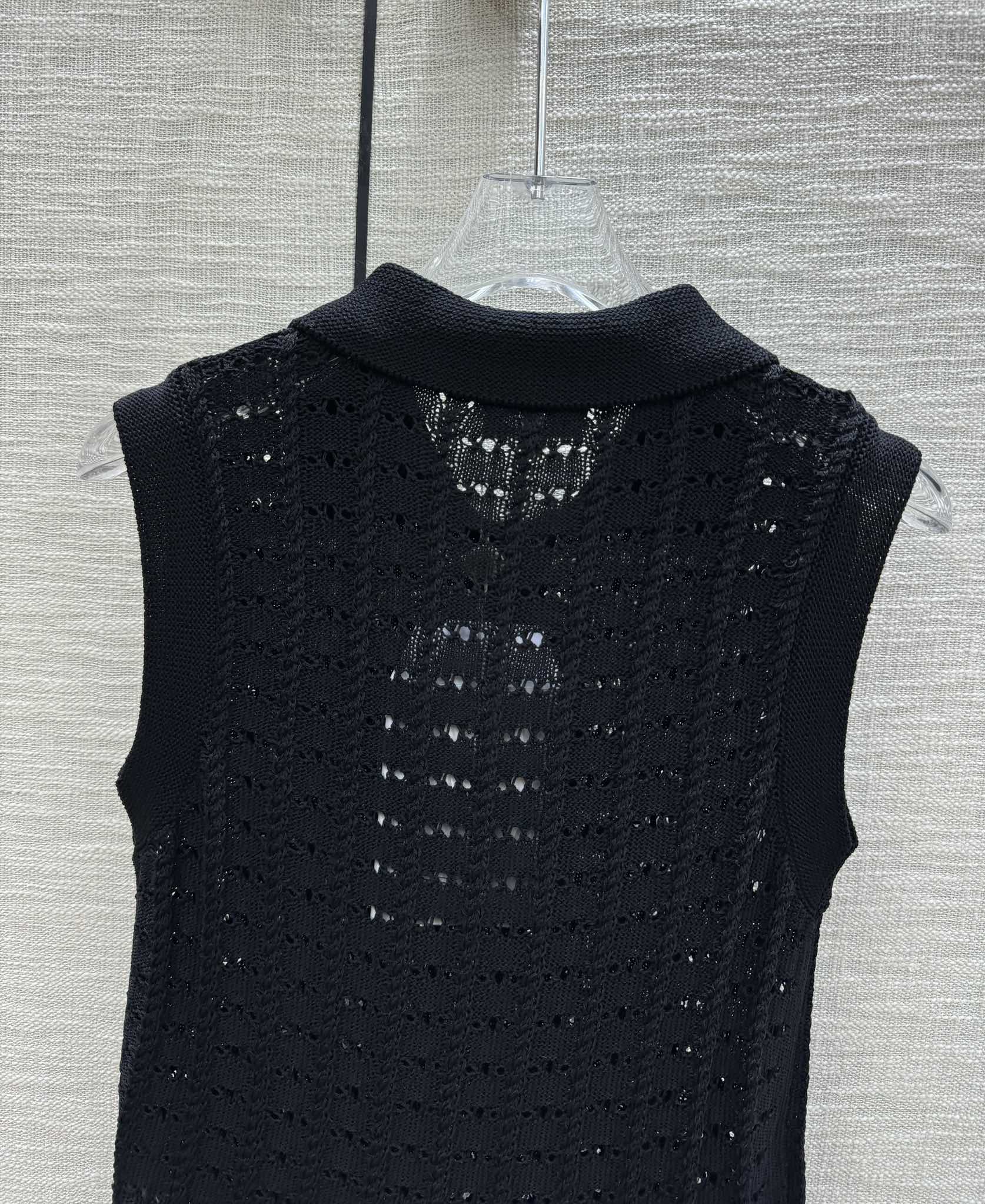 Chanel - 2403-24 Новейший жилет из трикотажа с ажурным воротником-поло, модель ?Ранняя весна?, черный.