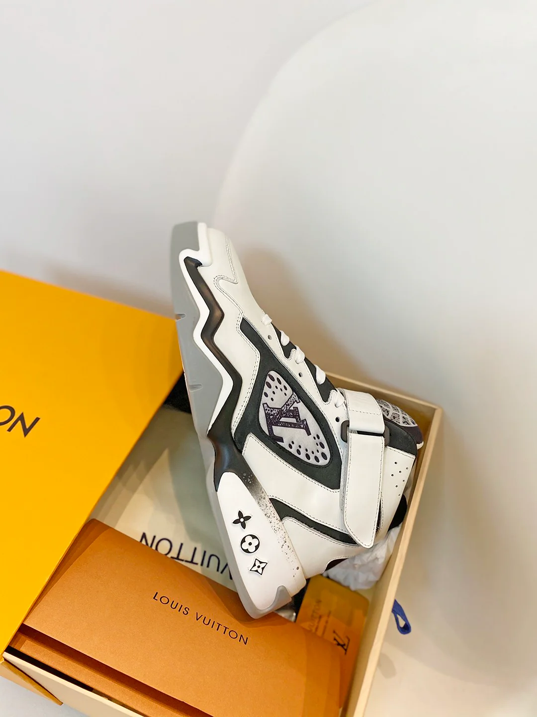 Баскетбольные кроссовки LV-trainer2 - белые