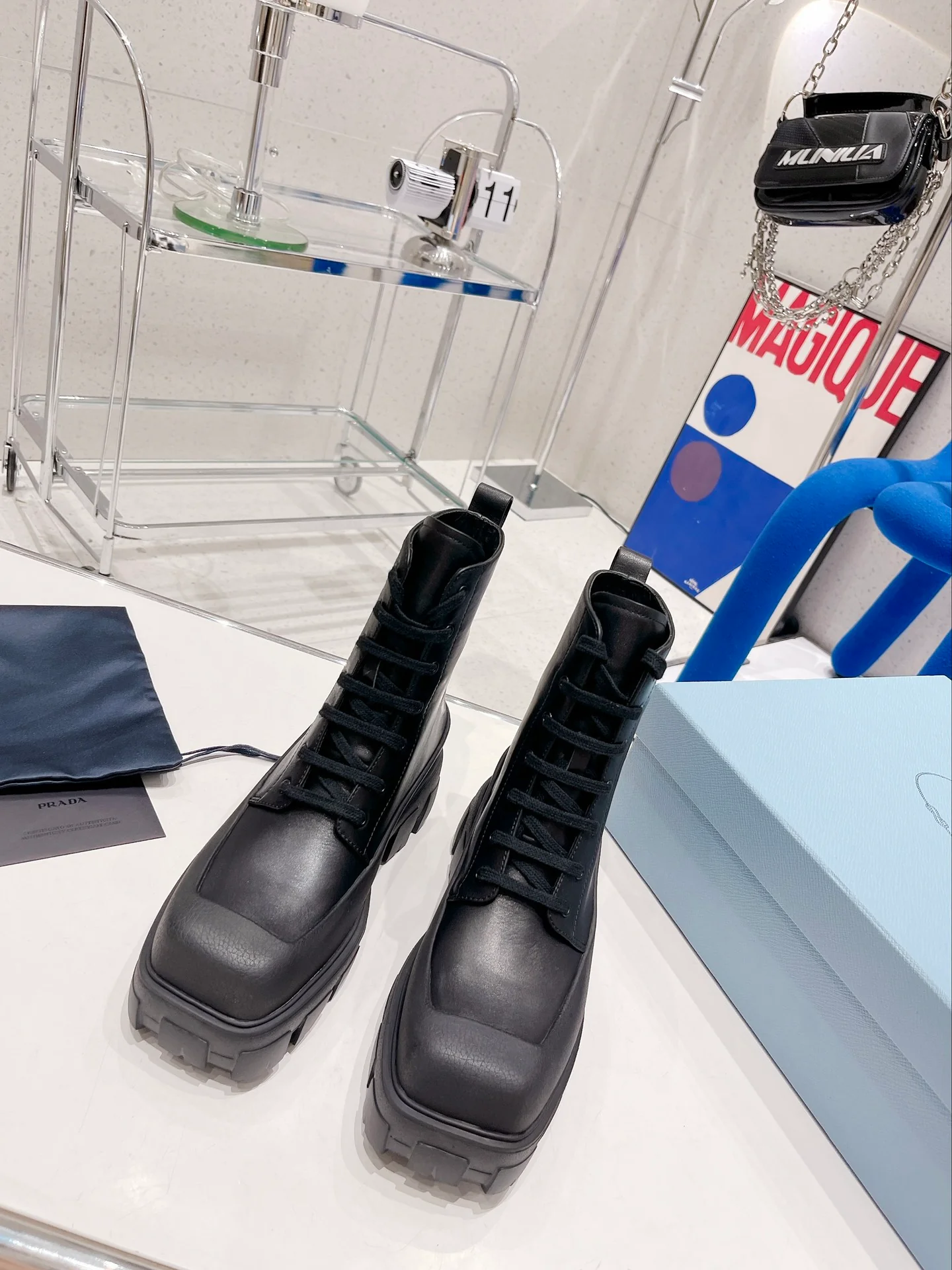 Новинка Prada 2022 года - Ботинки Dr. Martens с квадратным носком на платформе