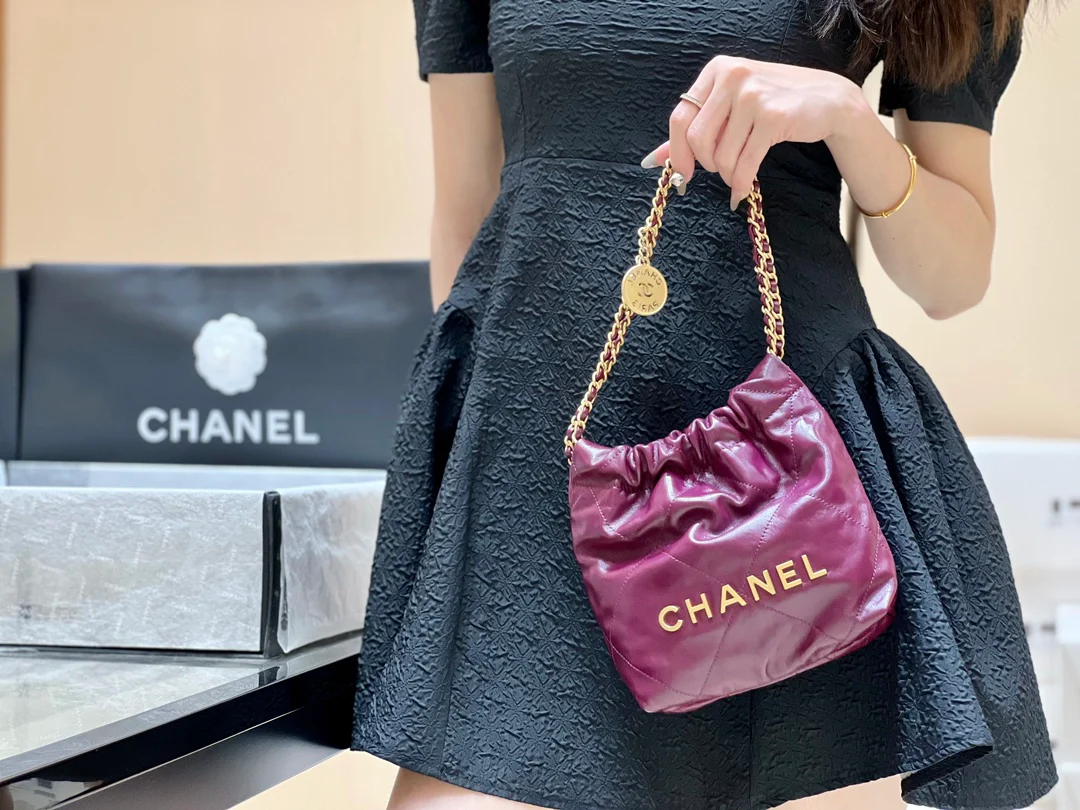 Весенне-летняя коллекция Chanel - Маленькая сумочка Chanel No. 22 - Фиолетово-красная