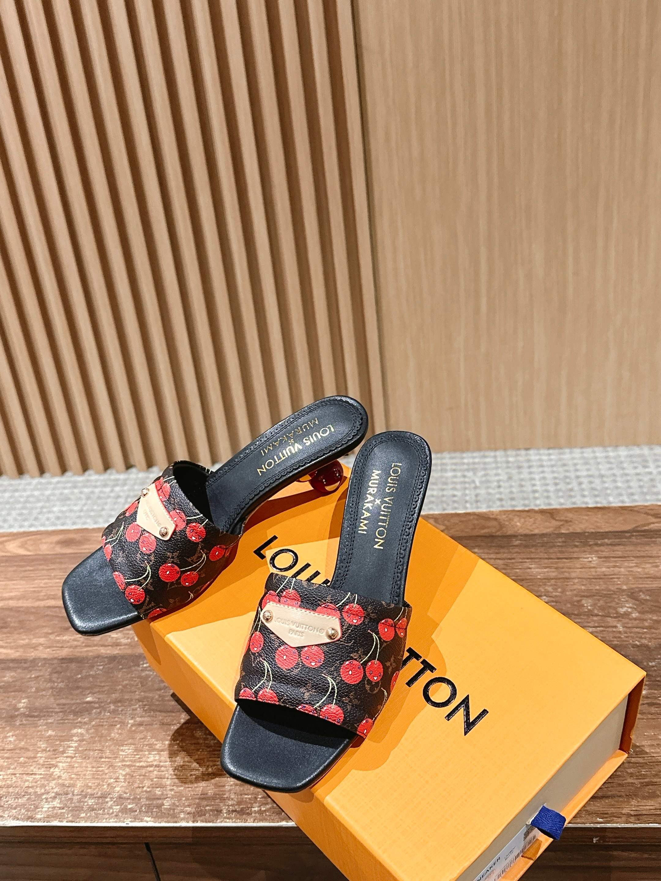 LV - Коллекция Такаши Мураками в стиле ретро - Сандалии на низком каблуке - Вишнево-черные