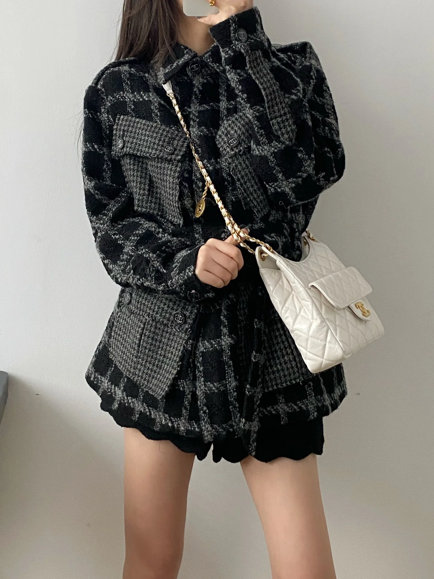 Коллекция Chanel ?Ранняя весна 2023? — сумка-хобо в стиле хиппи — маленькая — белая — фотографии в одежде.