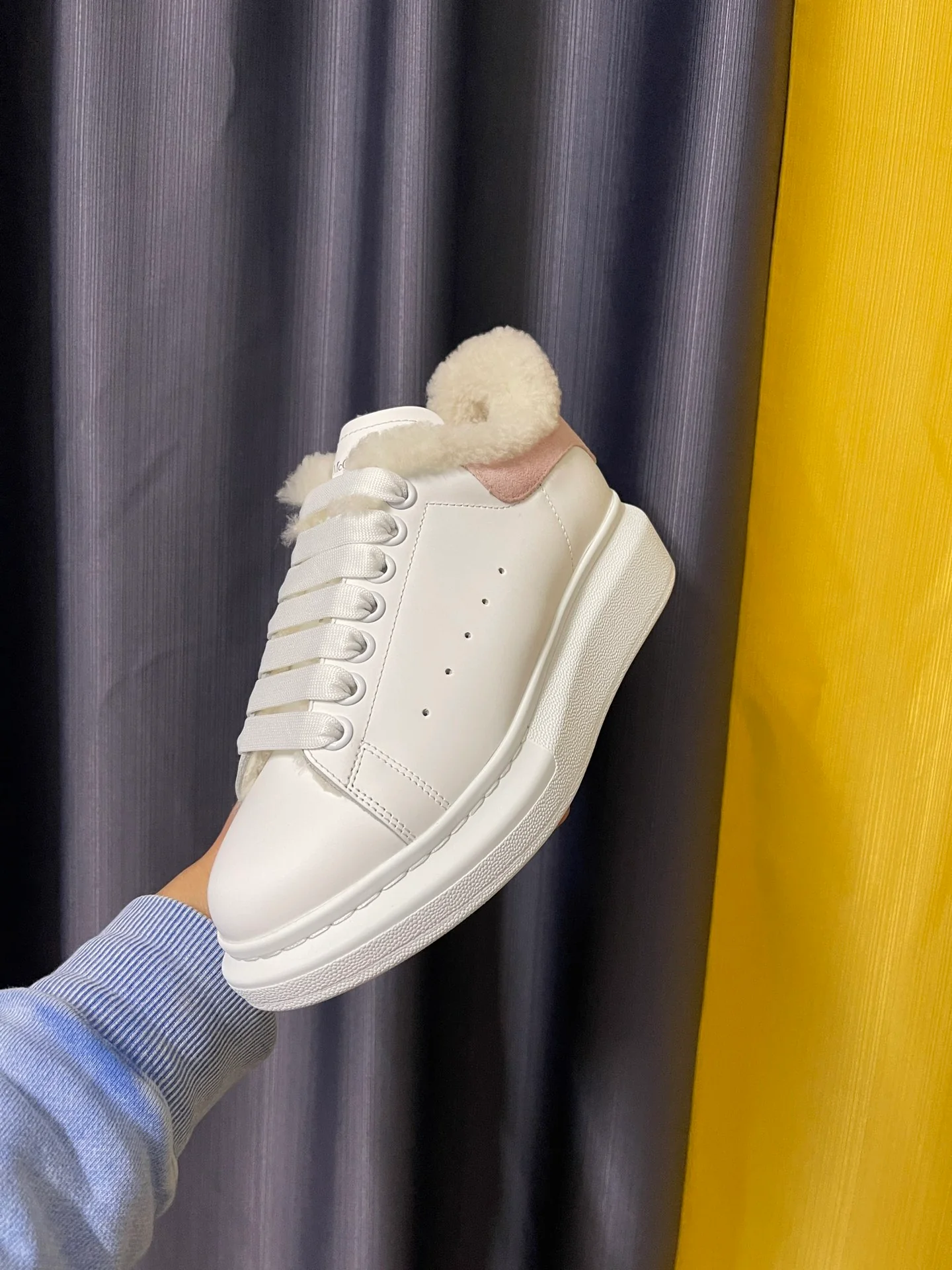 Классические белые кроссовки McQueen - унисекс - розовый флисовый каблук с белым мехом - Премиум-издание