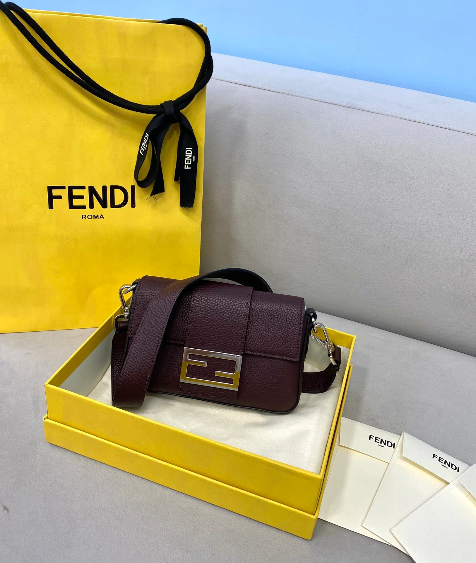 Маленькая кожаная сумка Fendi Baguette бордового цвета