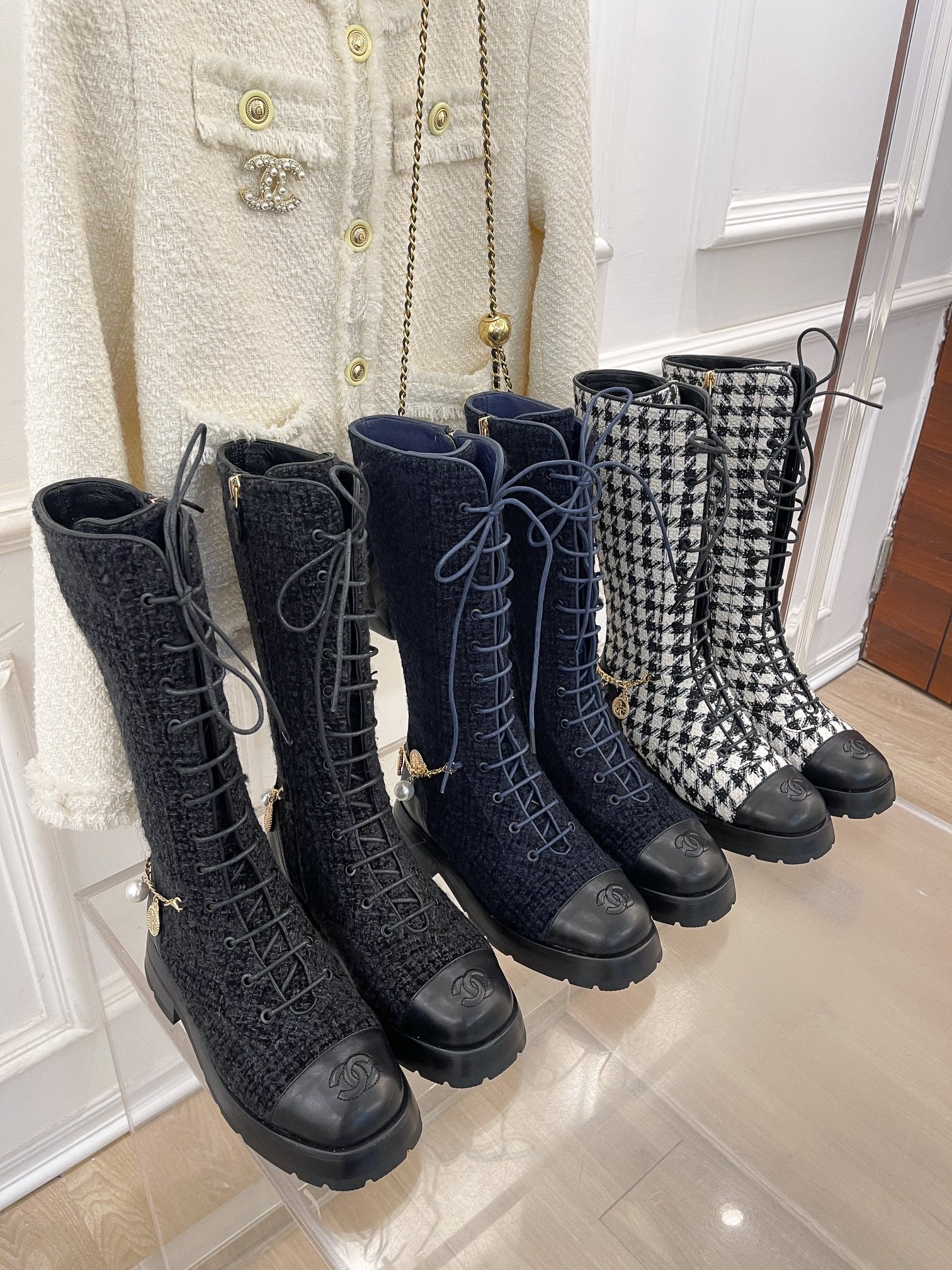 Новинка сезона осень/зима 2023 от Chanel - Ботинки с цепочкой - в клетку