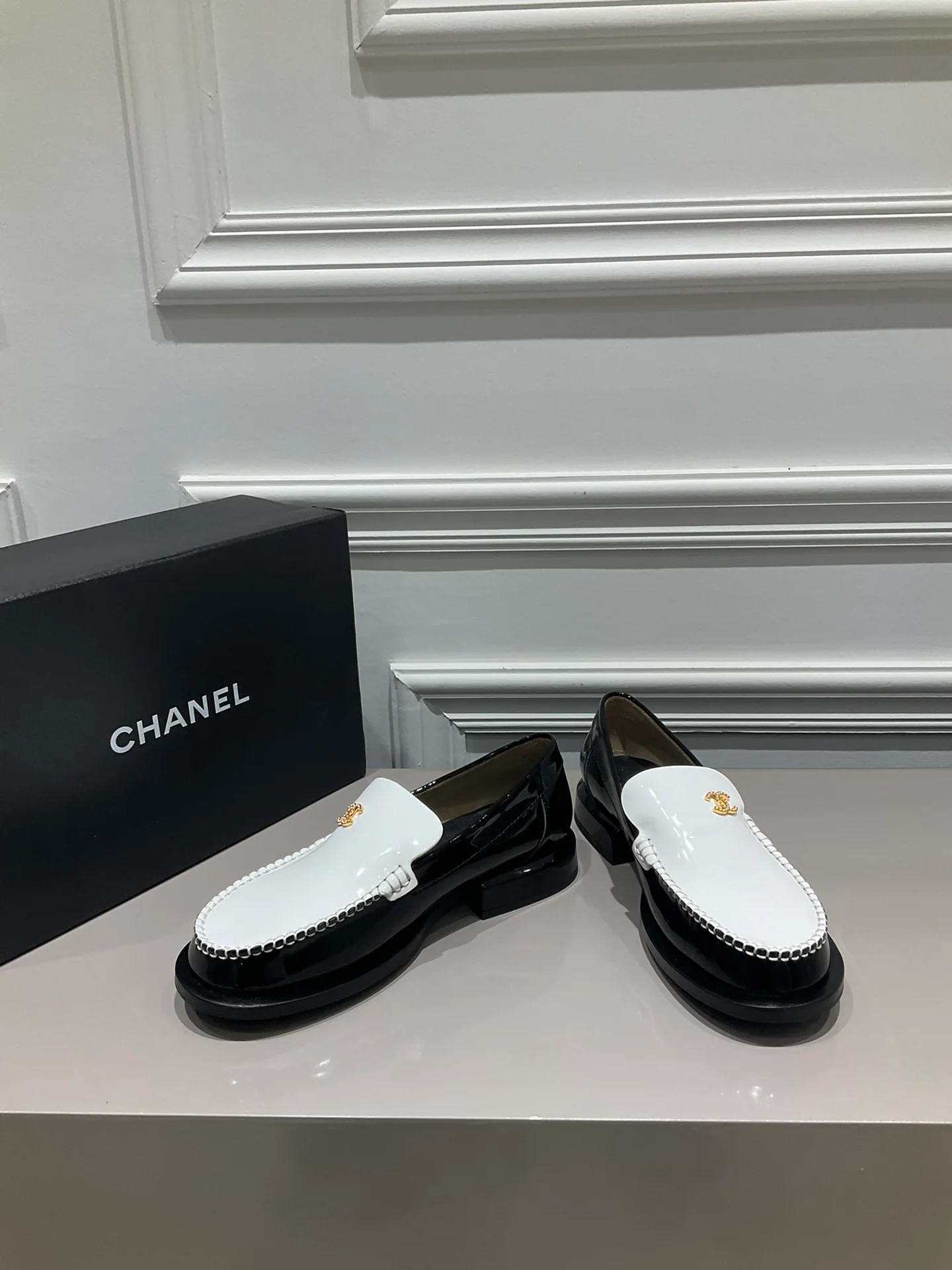 Коллекция Chanel весна/лето 2023 — Лоферы с бриллиантовой пряжкой — Белые