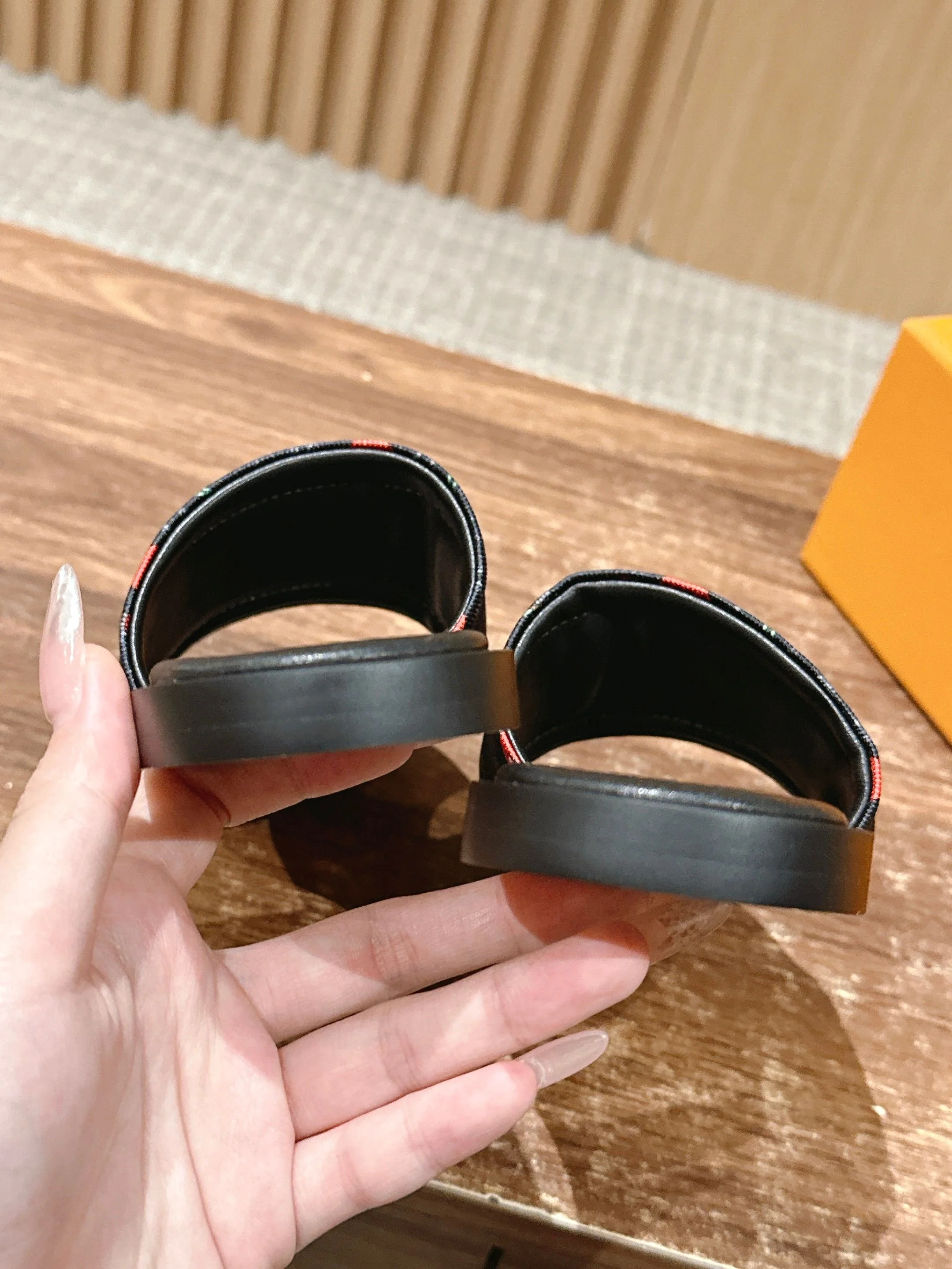 LV - Сандалии на плоской подошве из ретро-серии Такаши Мураками - Черные