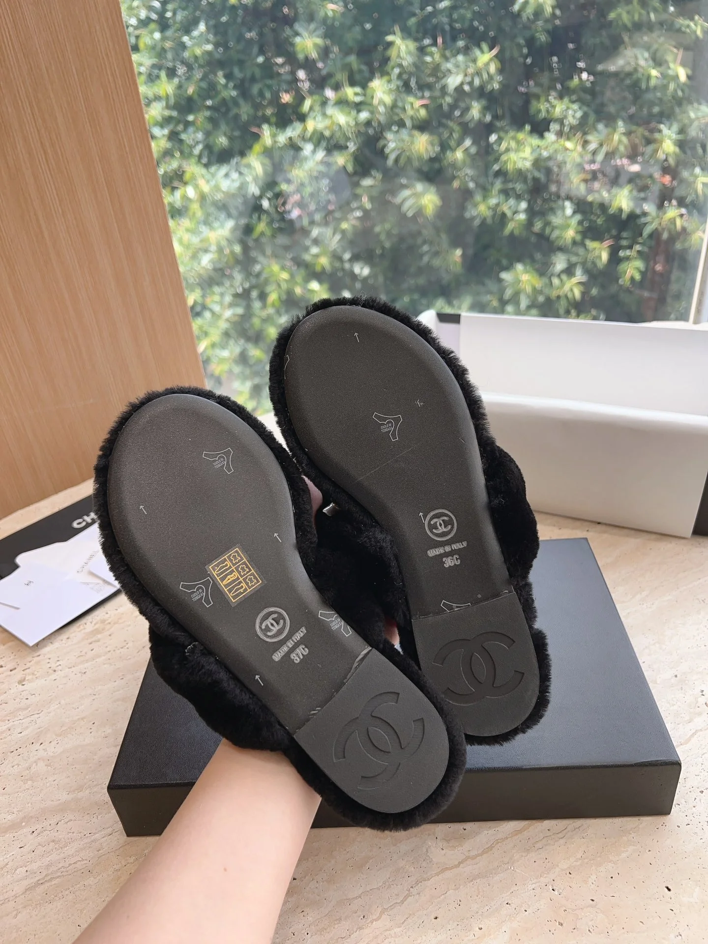 Новинка 2023 года от Chanel - Меховые шлепанцы - Черные