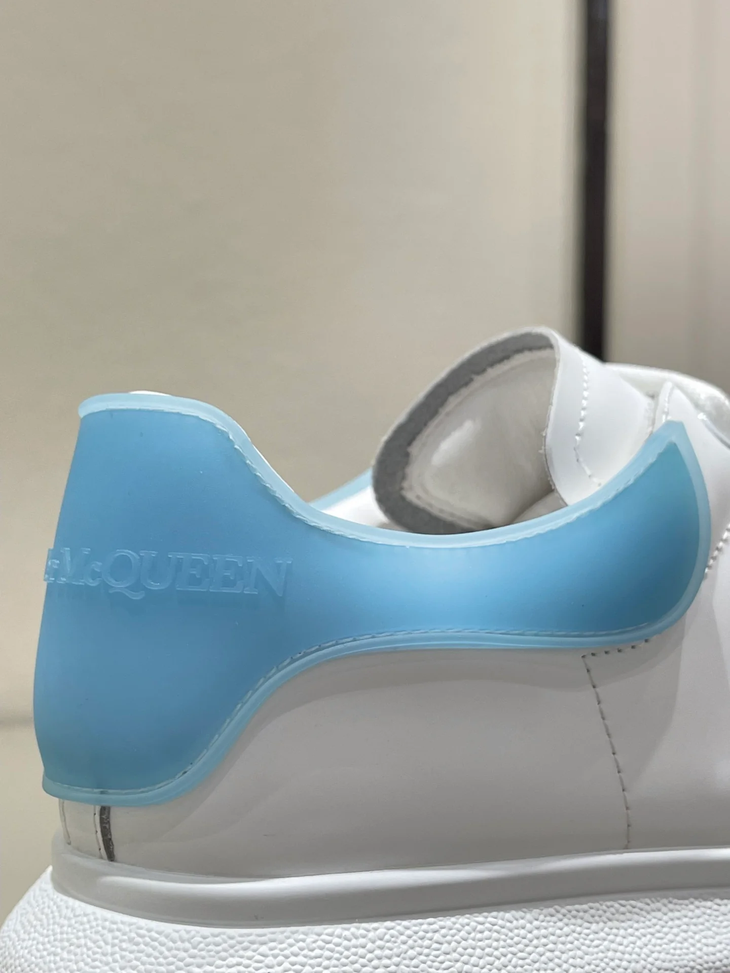 Кроссовки McQueen 2022 года, новая модель, классические белые, с приклеенной пяткой.