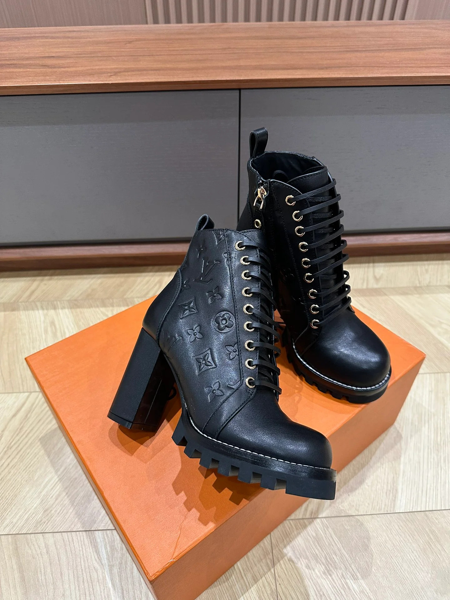 LV-2024 - Ботильоны на высоком каблуке - Черные