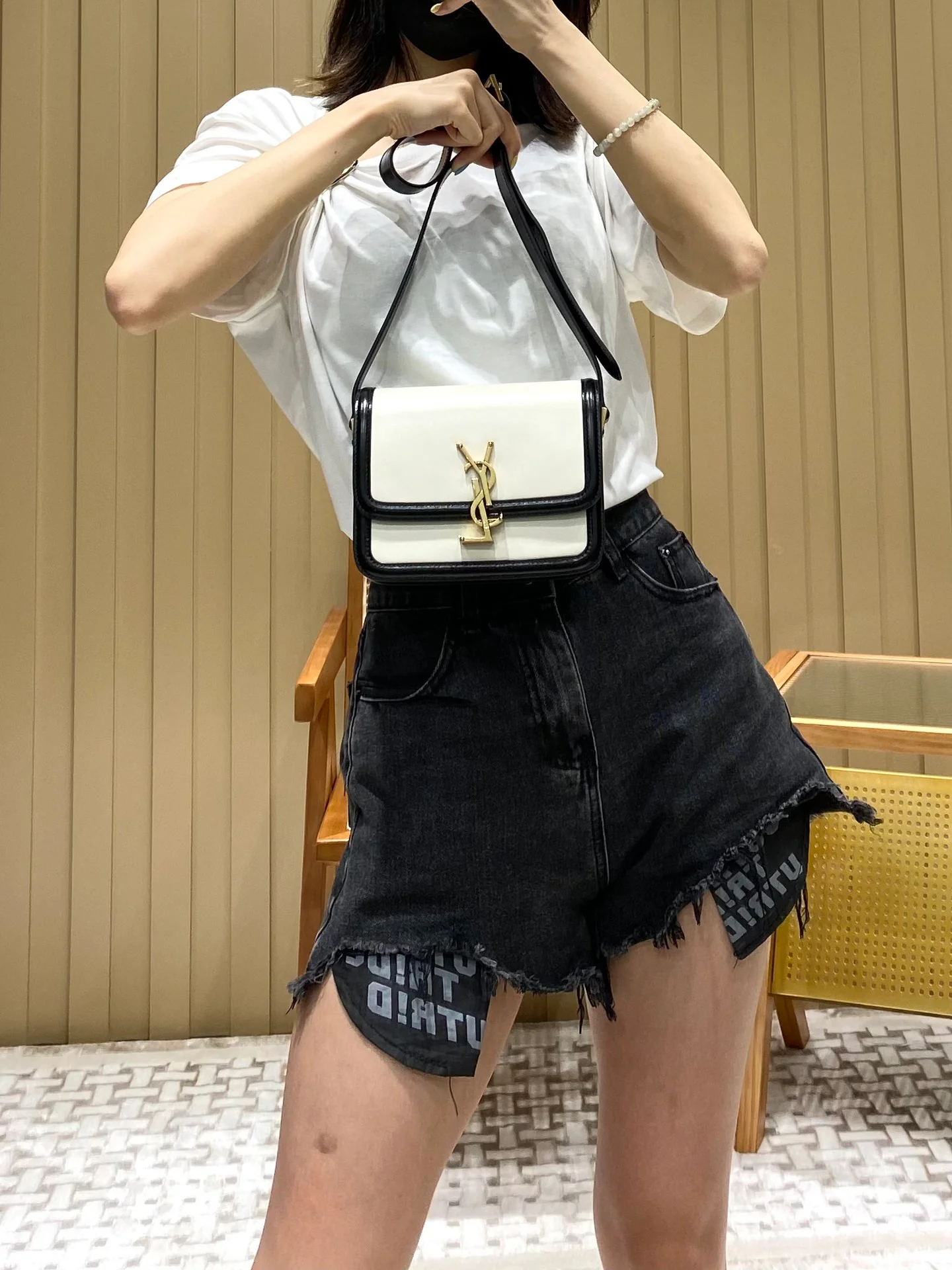 Сумка YSL Solferino Tofu Bag — бело-черная — 18 см — На фото: в ней.