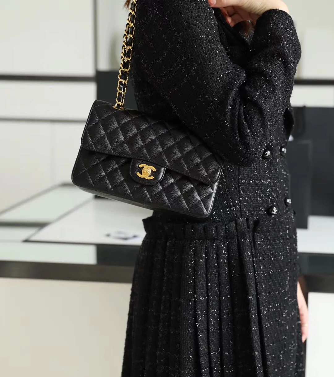 Chanel - Икра - Сумка CF - Черная с золотой фурнитурой - 23 см