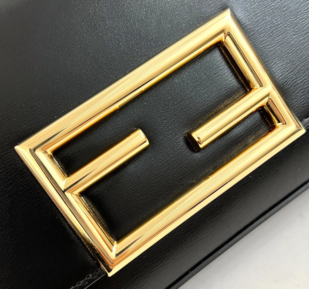 Fendi - Черный кошелек на молнии с клатчем