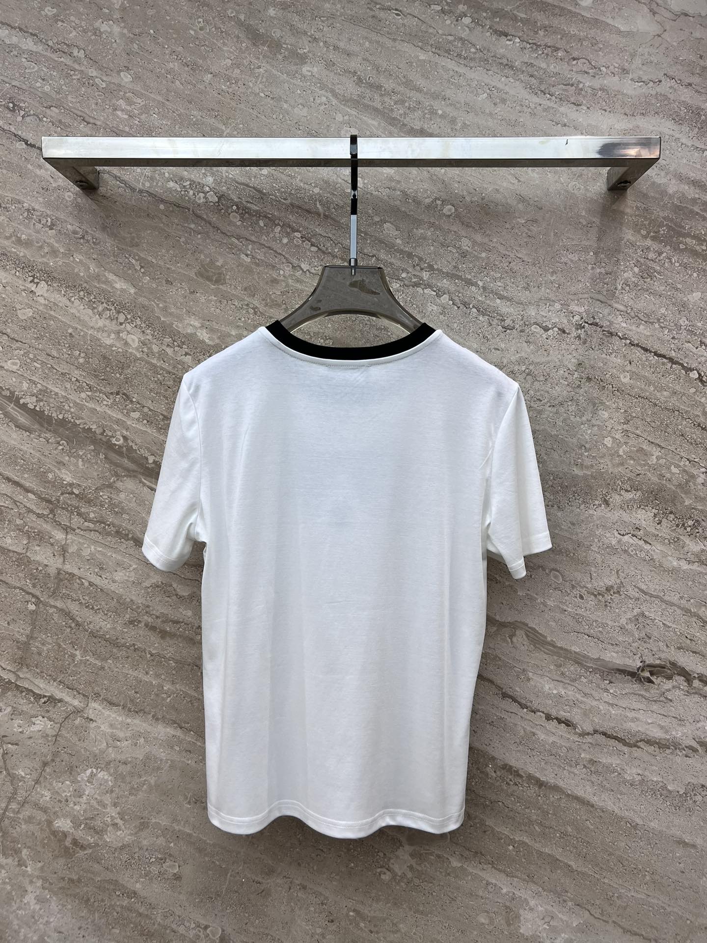 Футболка Chanel 2403 с коротким рукавом и вышитым бантом из пайеток