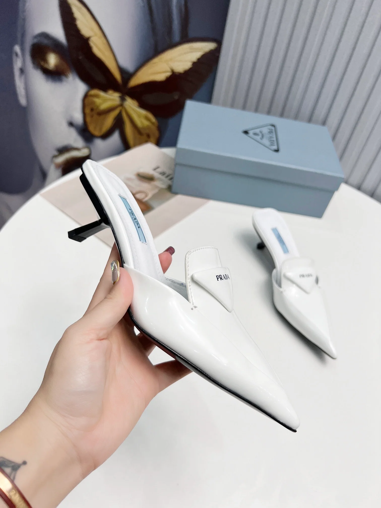 Prada - Белые туфли на каблуке с острым носком