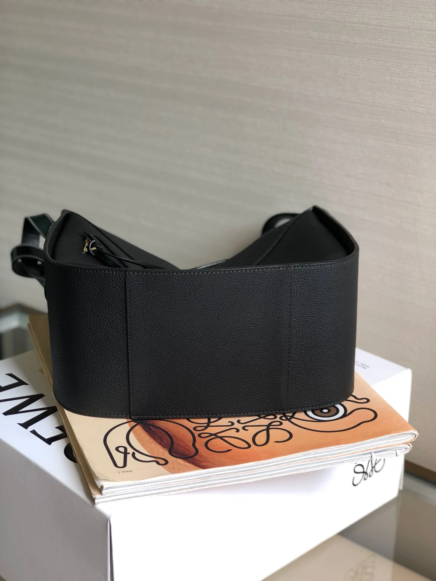 Гамак Loewe, маленький (13,5 x 25 x 30 см), черный с фактурной поверхностью и золотистой фурнитурой.