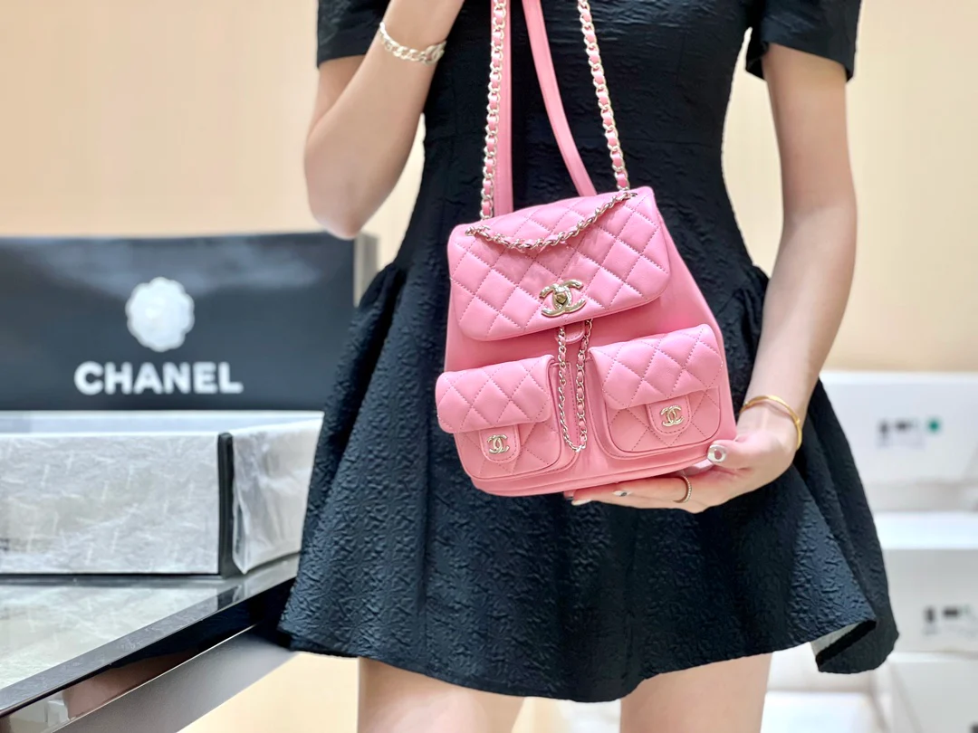 Коллекция Chanel Весна/Лето 2023 - Duma - Однотонный рюкзак из телячьей кожи - Розовый