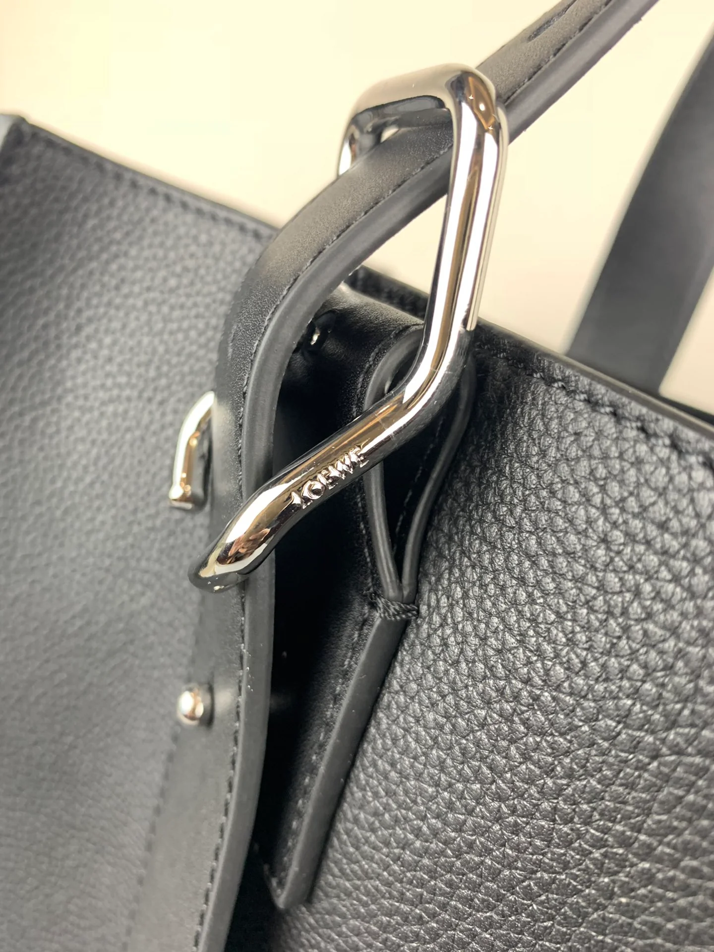 Сумка-тоут с пряжкой от Loewe