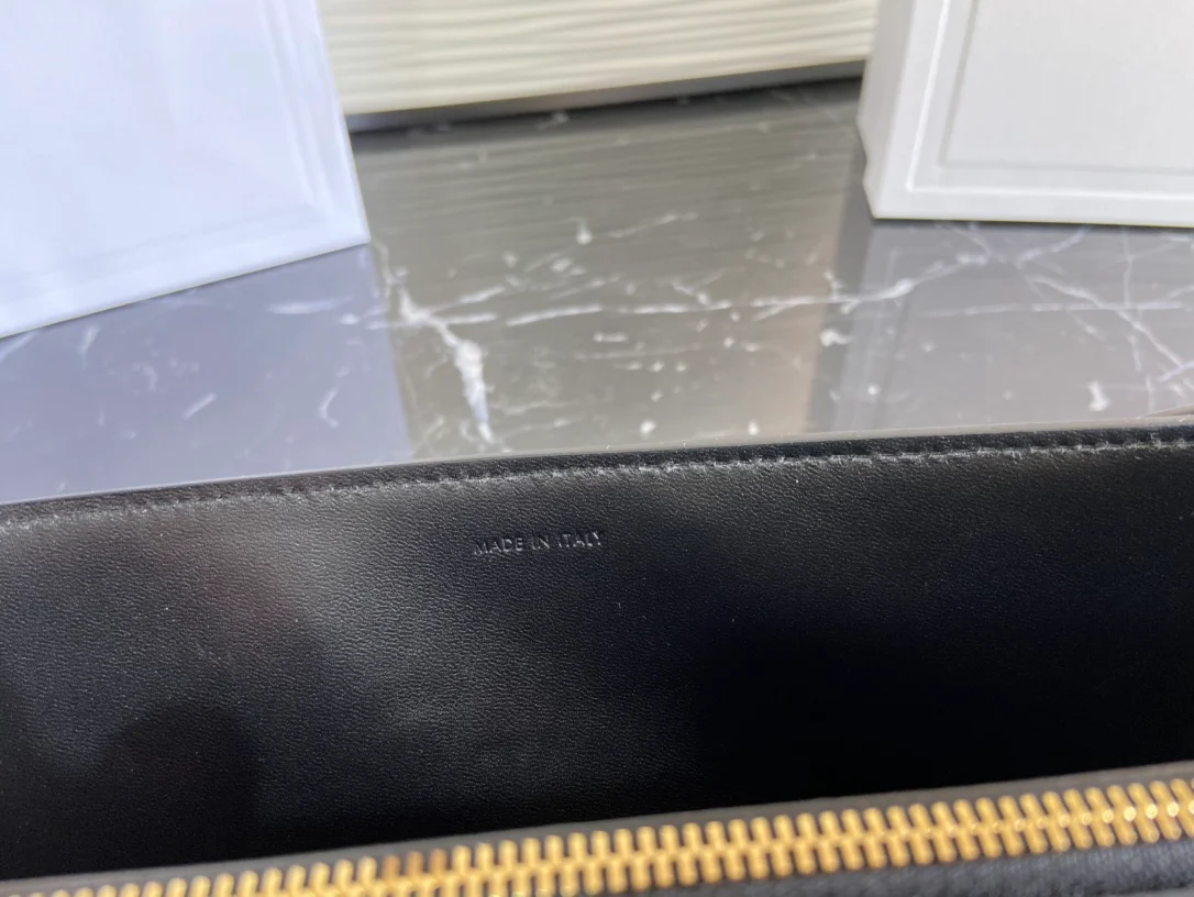 celine-soft-16 кожаная сумка на цепочке-1