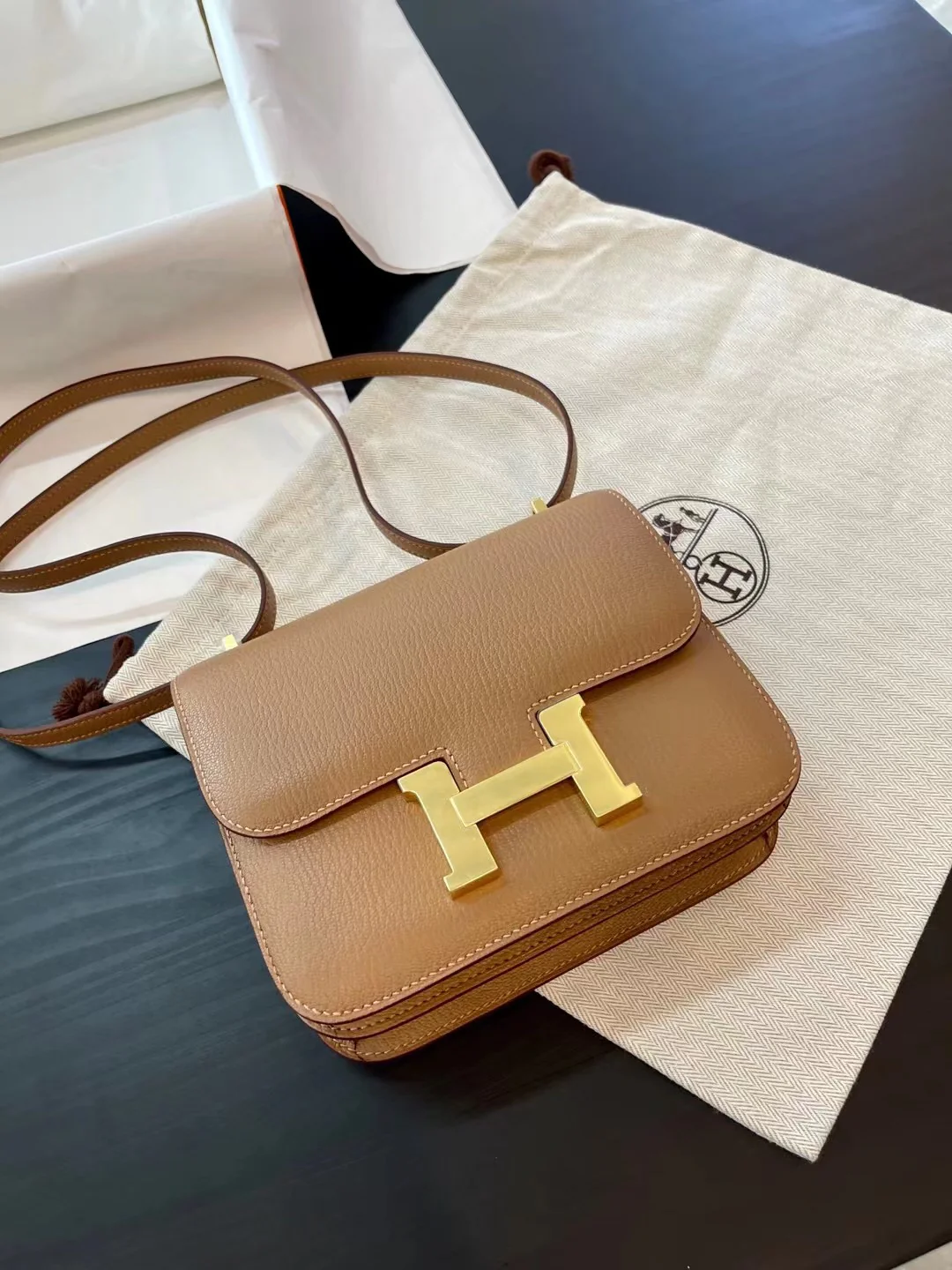 Hermes Constance 19 EPSOM Mini 2J, деревянная пряжка с гравировкой Z, золотая застежка.