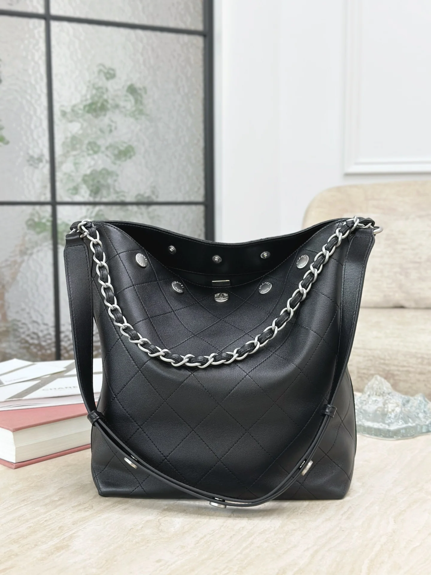 Сумка Chanel в стиле хиппи с золотой монетой 25 пенсов — черно-серебряная.