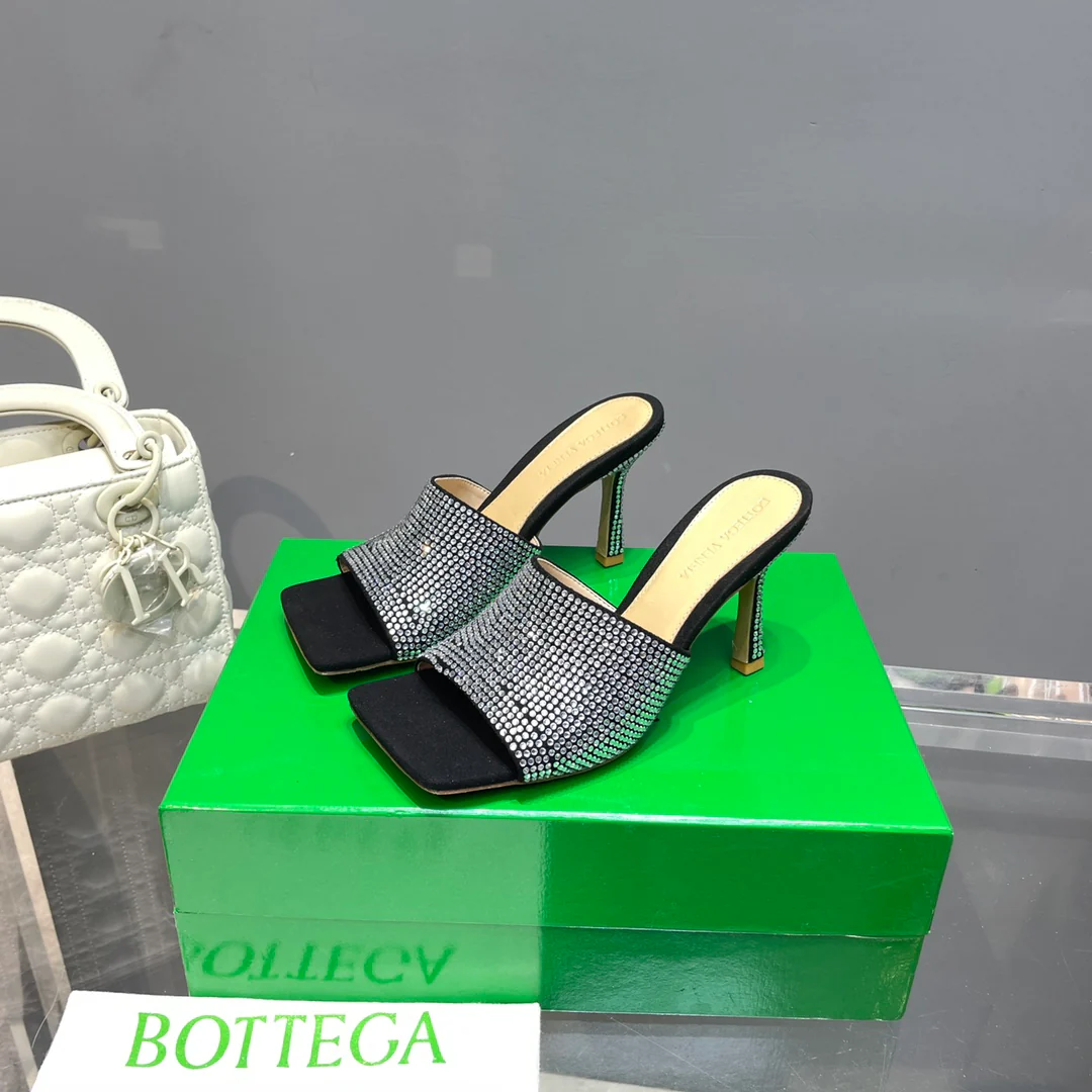 Босоножки на высоком каблуке из коллекции BV-2022, представленной на подиуме.