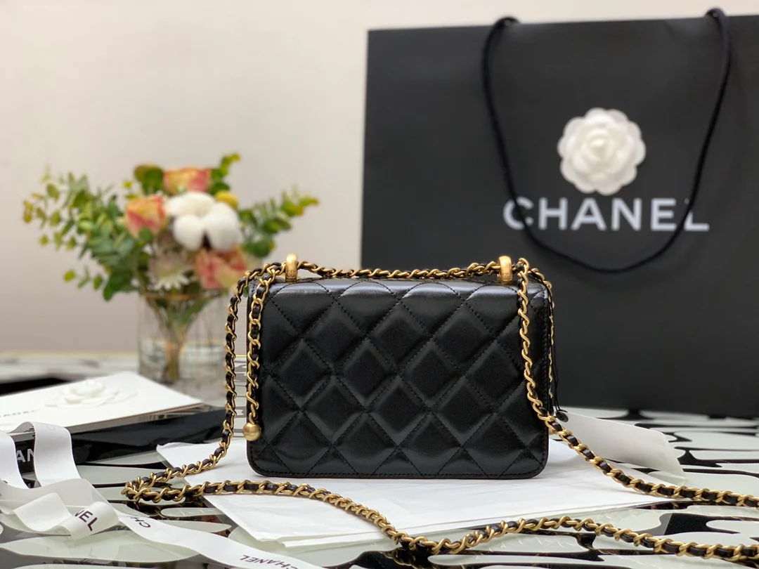Сумка Chanel Double Gold Ball Flap Bag - 19 см - из черной овечьей кожи с золотой фурнитурой.