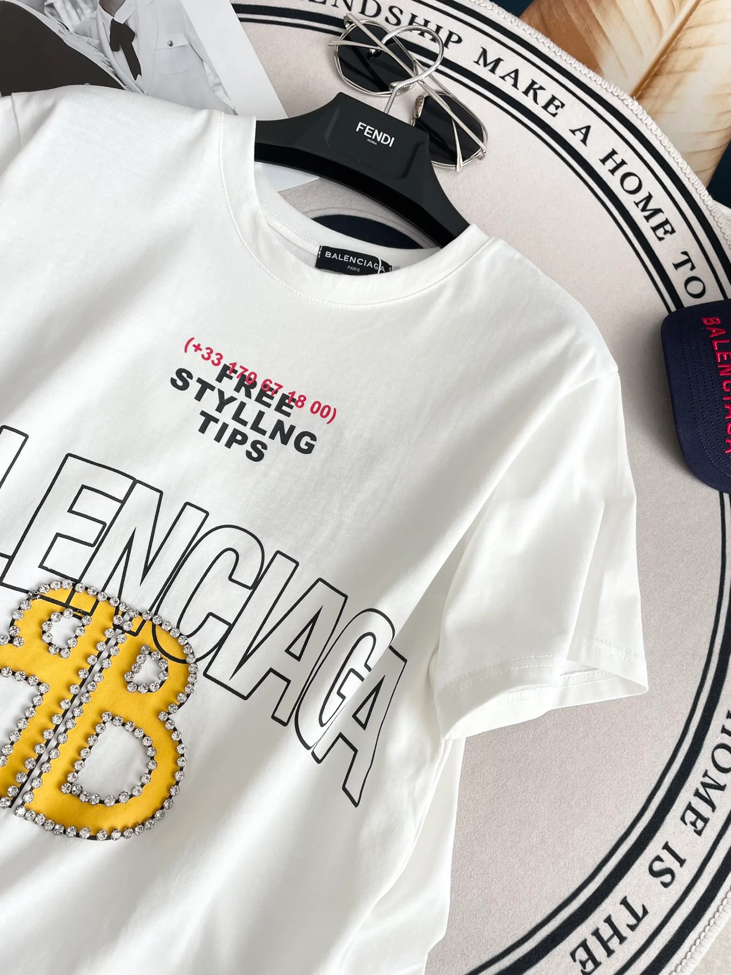 Футболка Balenciaga 2403 с коротким рукавом и стразами BB, свободного кроя, белая.