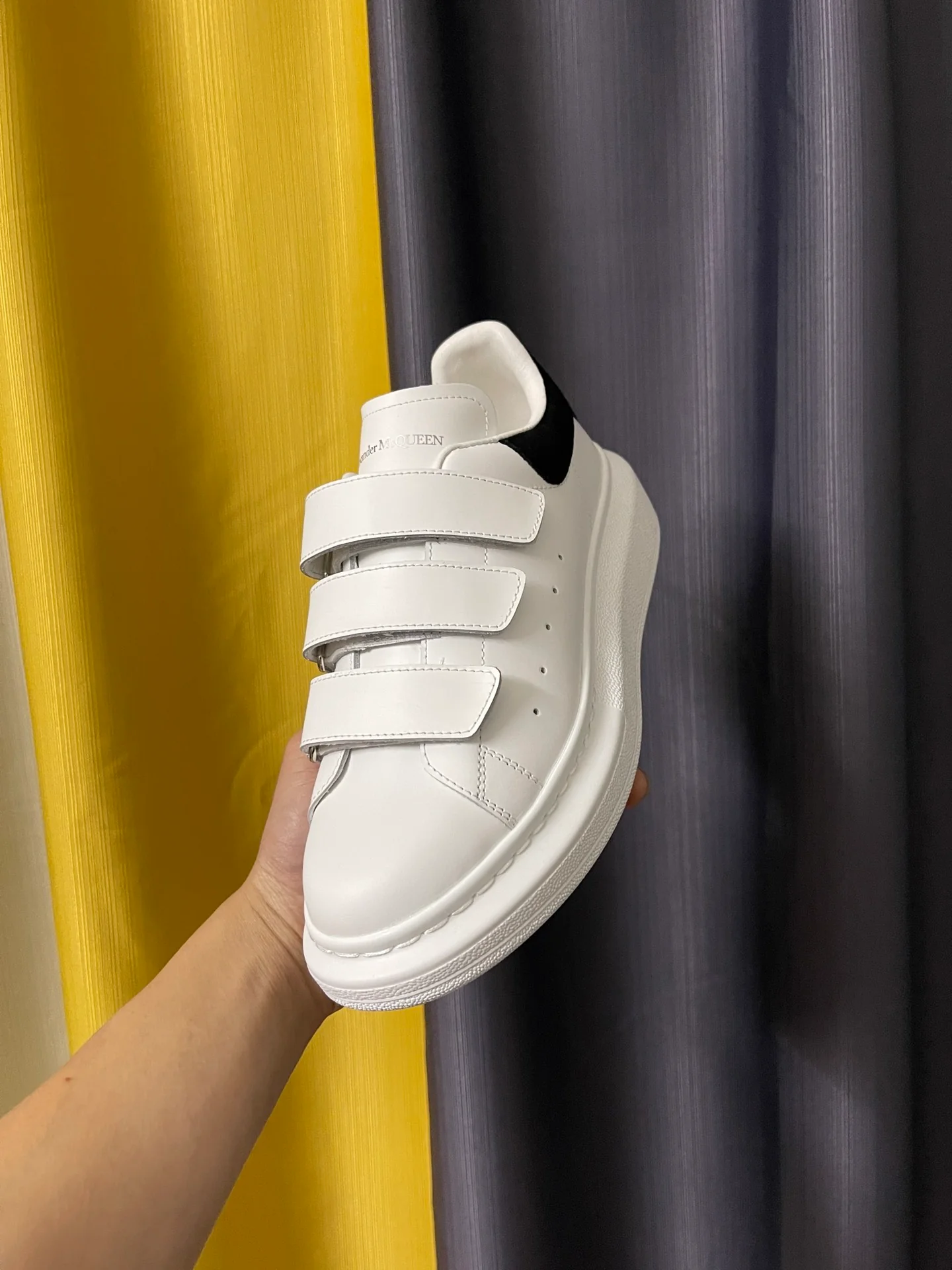 Классические белые кроссовки McQueen - унисекс - новая застежка на липучке - топовая версия McQueen.