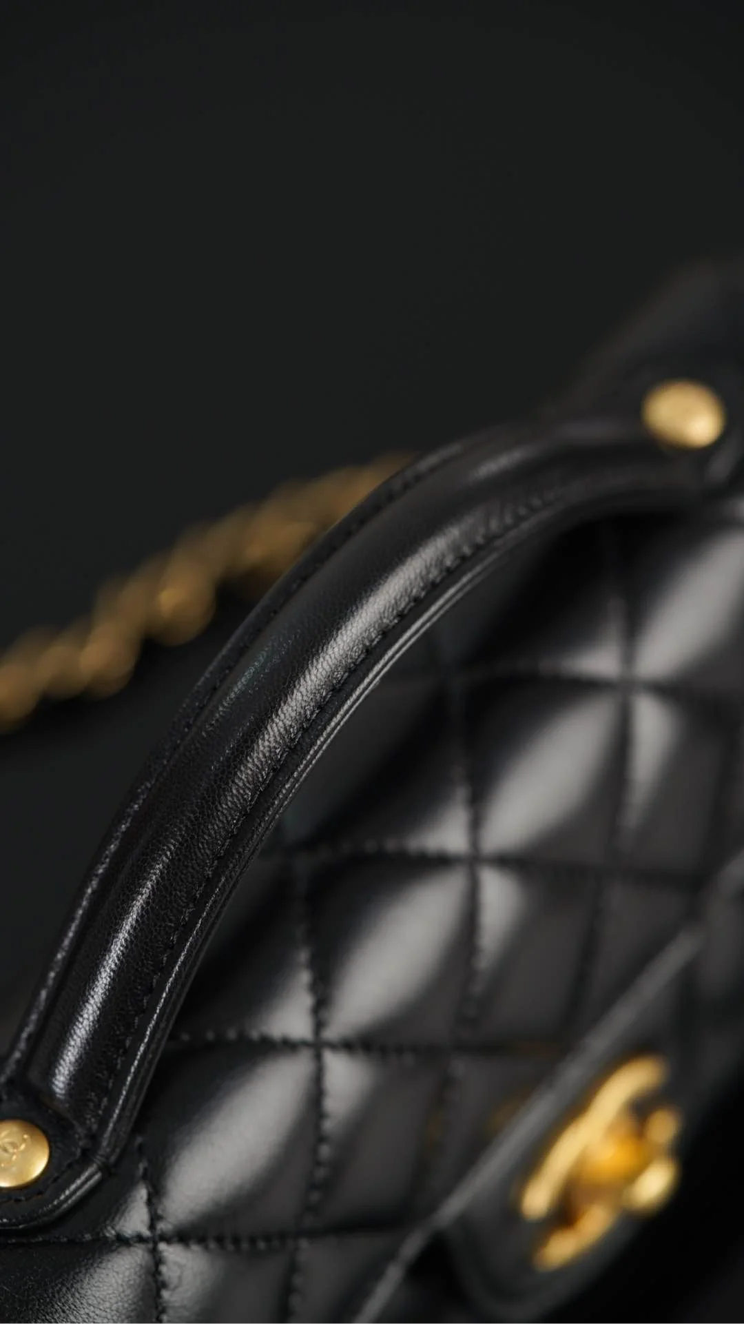 Chanel 25p - Сумка с горизонтальной ручкой и клапаном - Черно-золотая