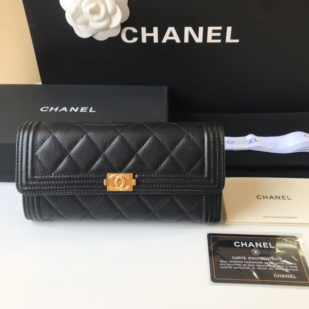 Кошелек-портмоне Chanel Le Boy Flip Wallet — из черной кожи личи с золотой пряжкой.
