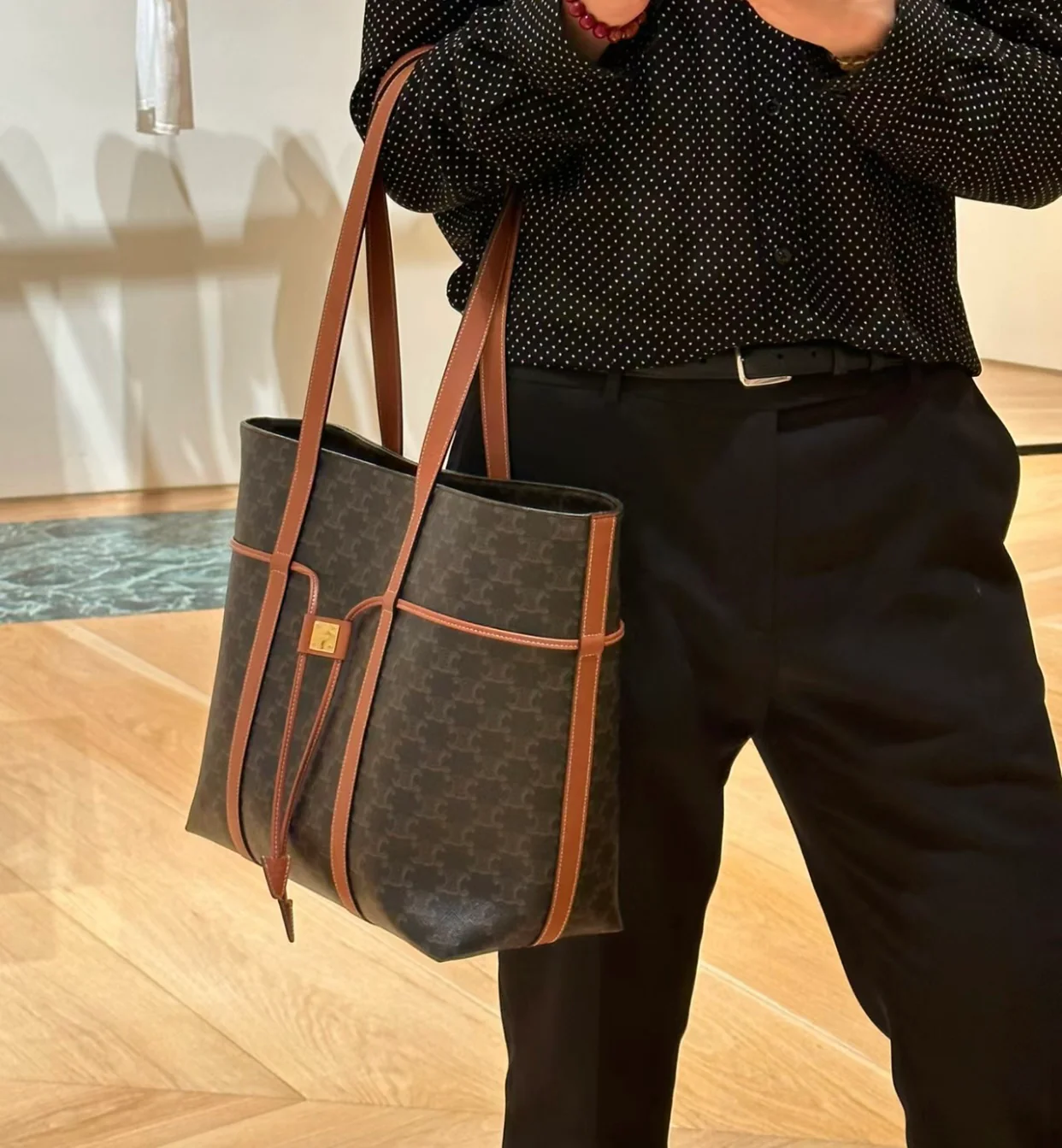 Сумка-тоут Celine Cabas из телячьей кожи с принтом логотипа.