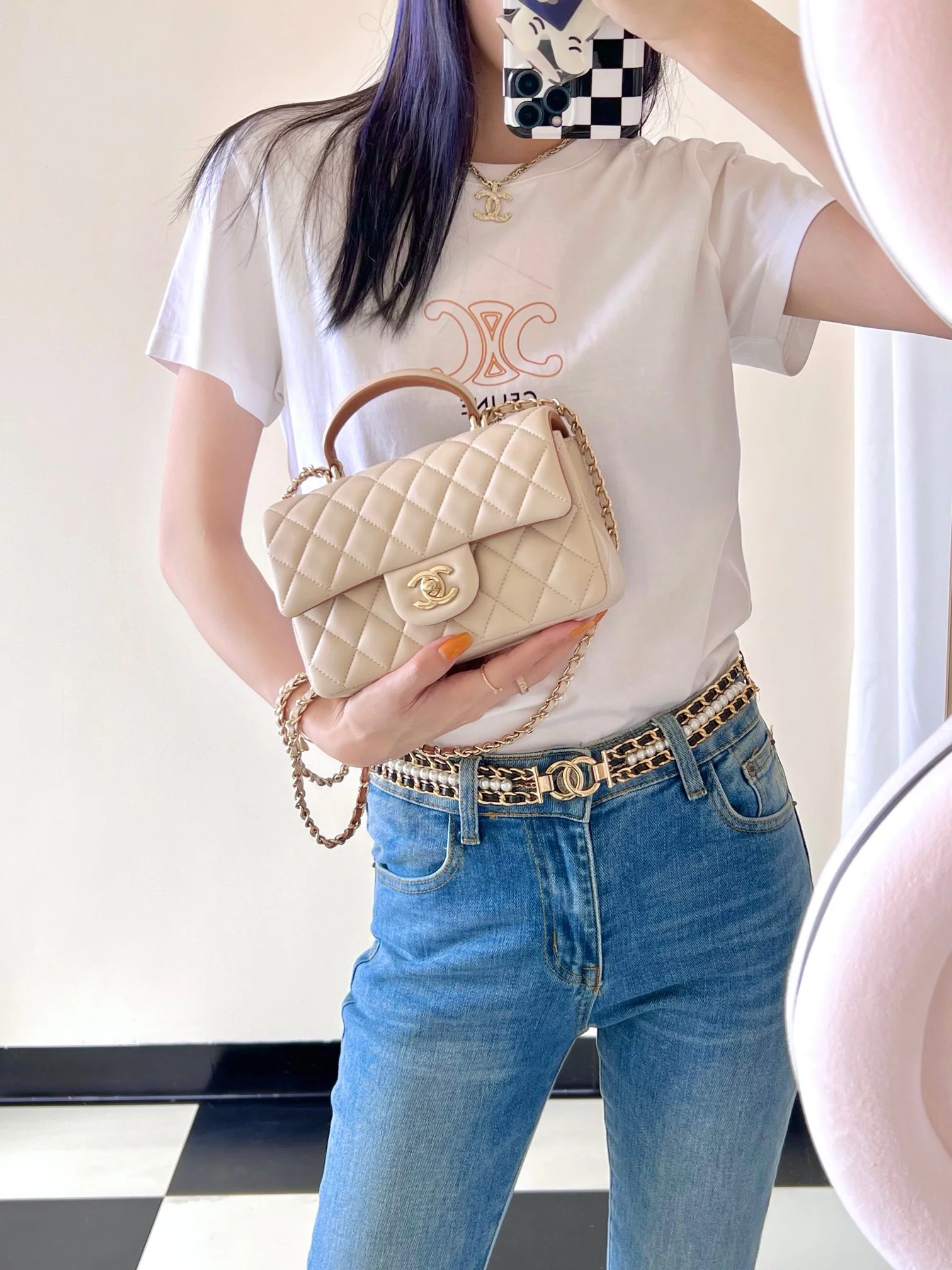 Новинка сезона весна/лето 2023 от Chanel - сумка CF - 20 см - абрикосовый цвет - Фотографии в действии.