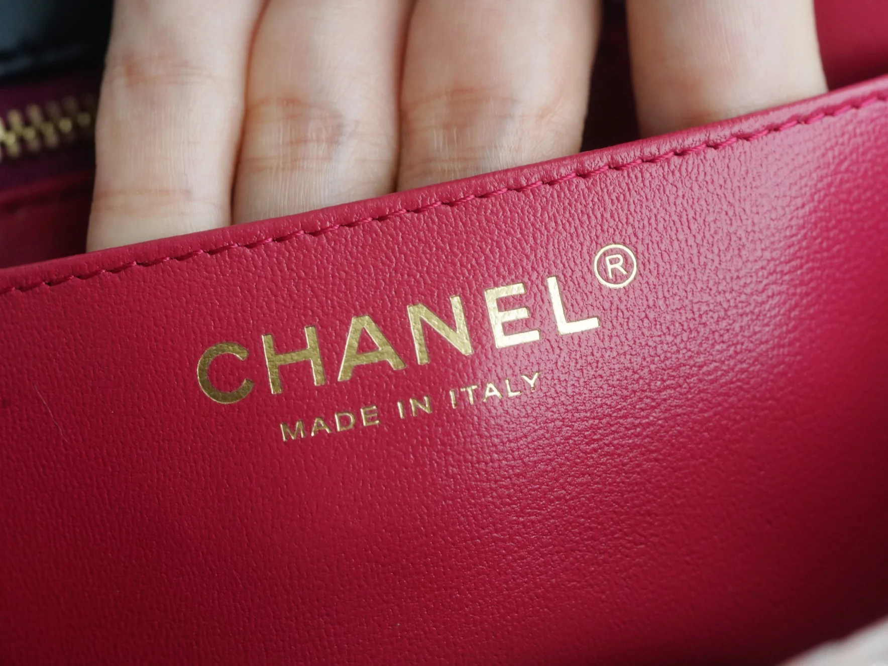 Коллекция Chanel Весна/Лето 2023 - Сумка с регулируемой пряжкой Camellia - CF Flap Bag - Черная - Маленькая