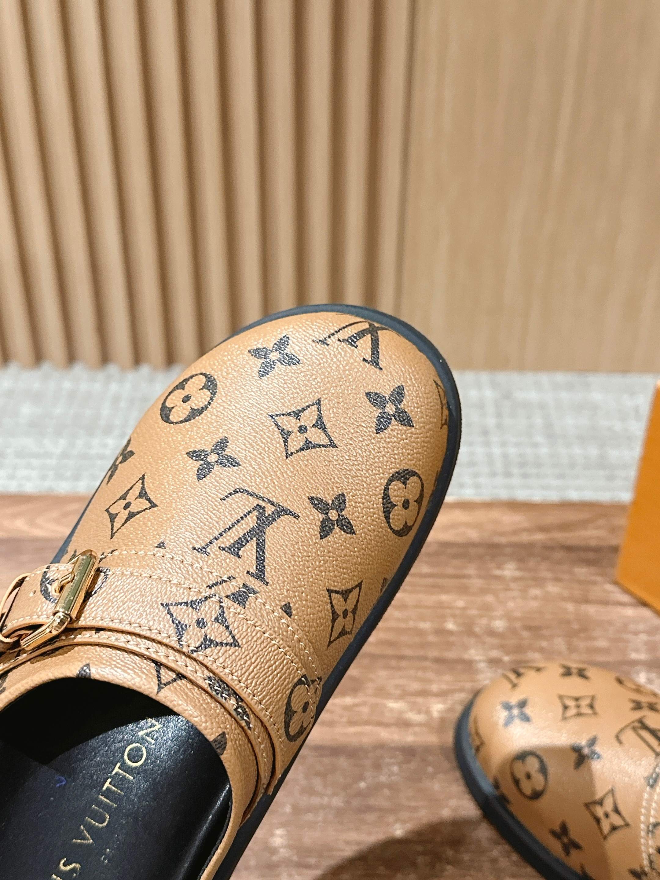 Новинка LV 2025 - Обувь Birkenstock - Монограммный узор - Светло-коричневый