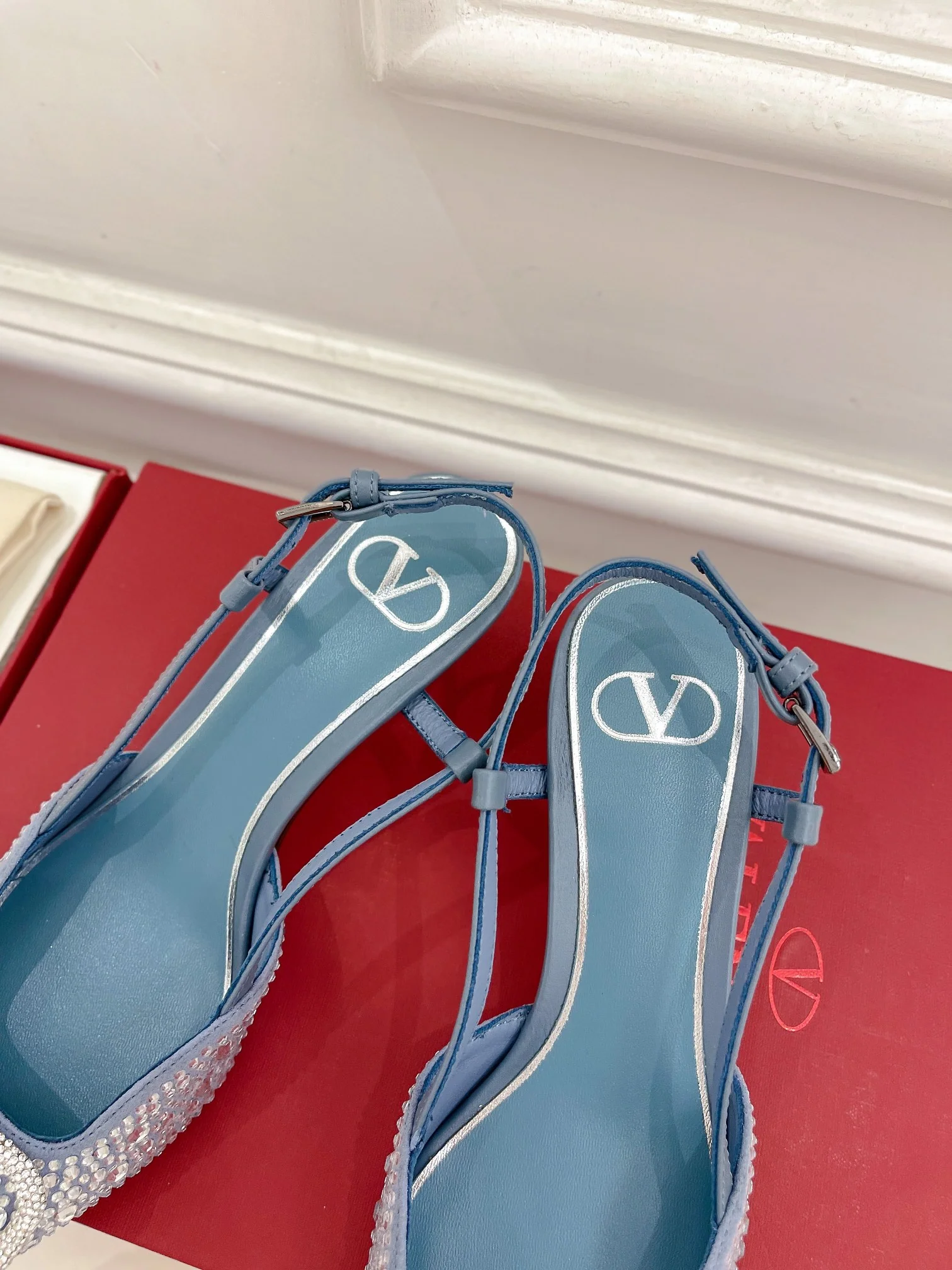 Новинка лета 2023 от Valentino - Серия Roman Stud - Сандалии со стразами - 4-5 см - Светло-голубые