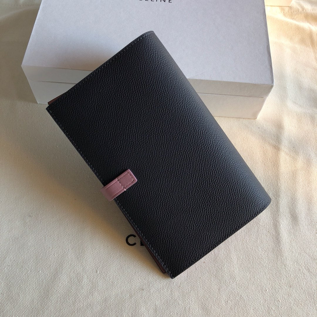 Длинный кошелек Celine — черно-розовый — с принтом в виде пальмовых листьев.