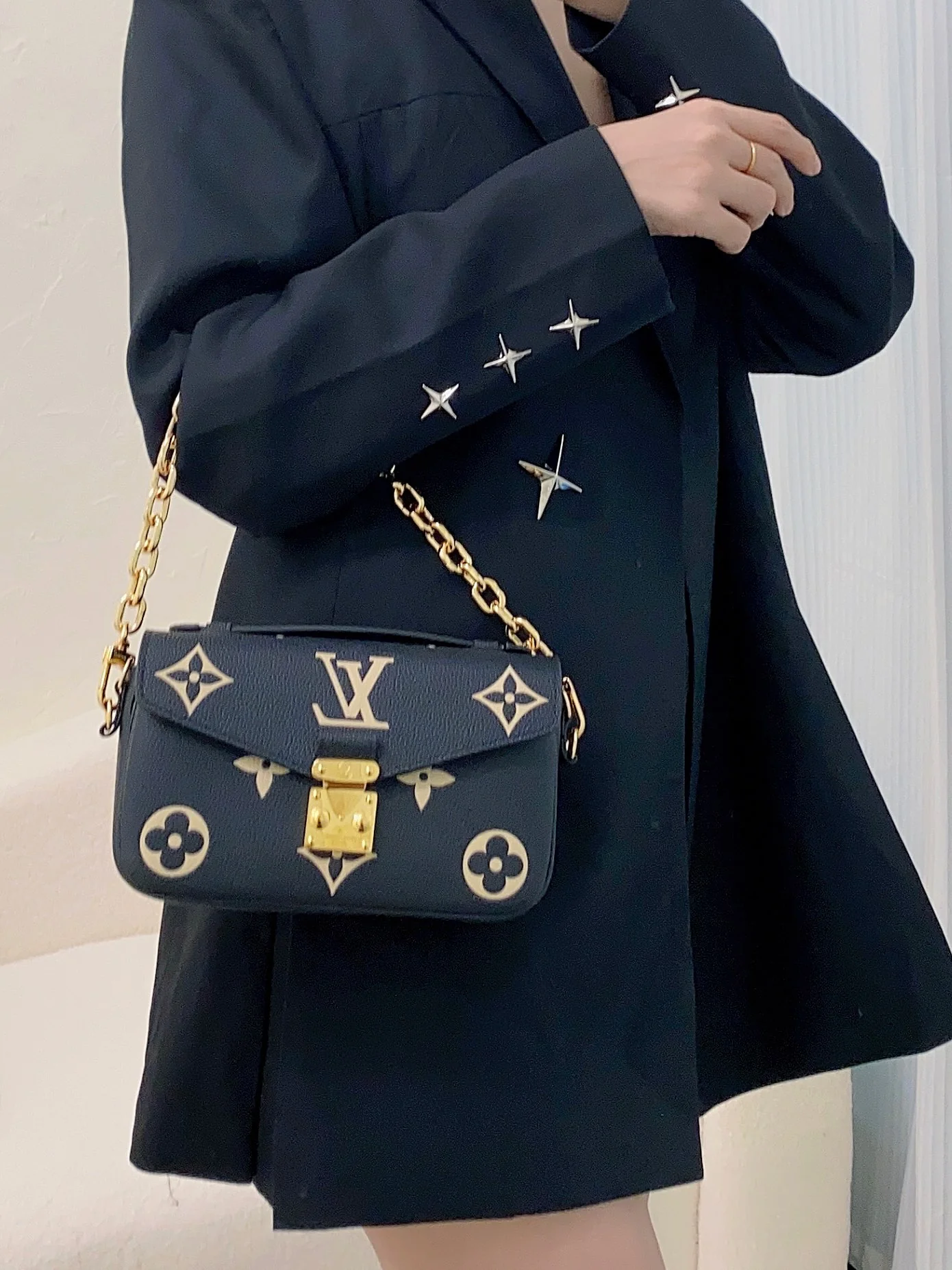 m46596-LV-pochette-metis-east-west-black