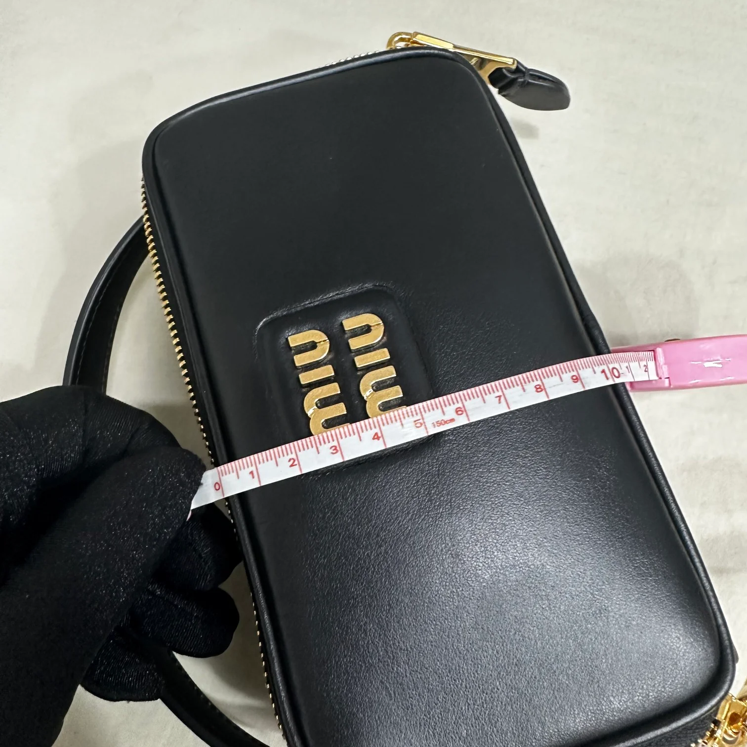 Сумка/кроссбоди для фотоаппарата Miu Miu из осенне-зимней коллекции - полностью кожаная, черная.