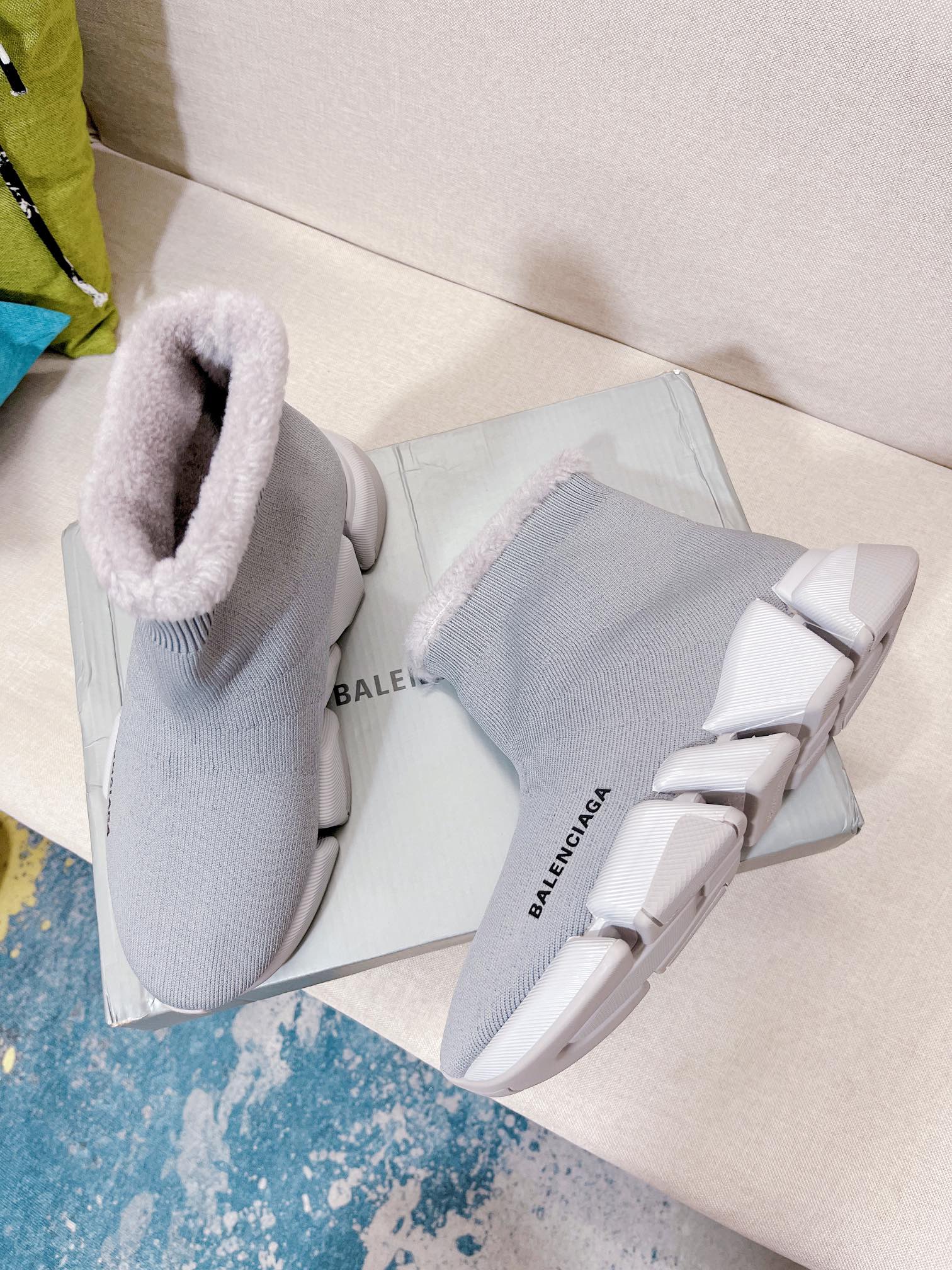 Новинка весны 2022 года от Balenciaga - короткие меховые сапоги-носки - серые.