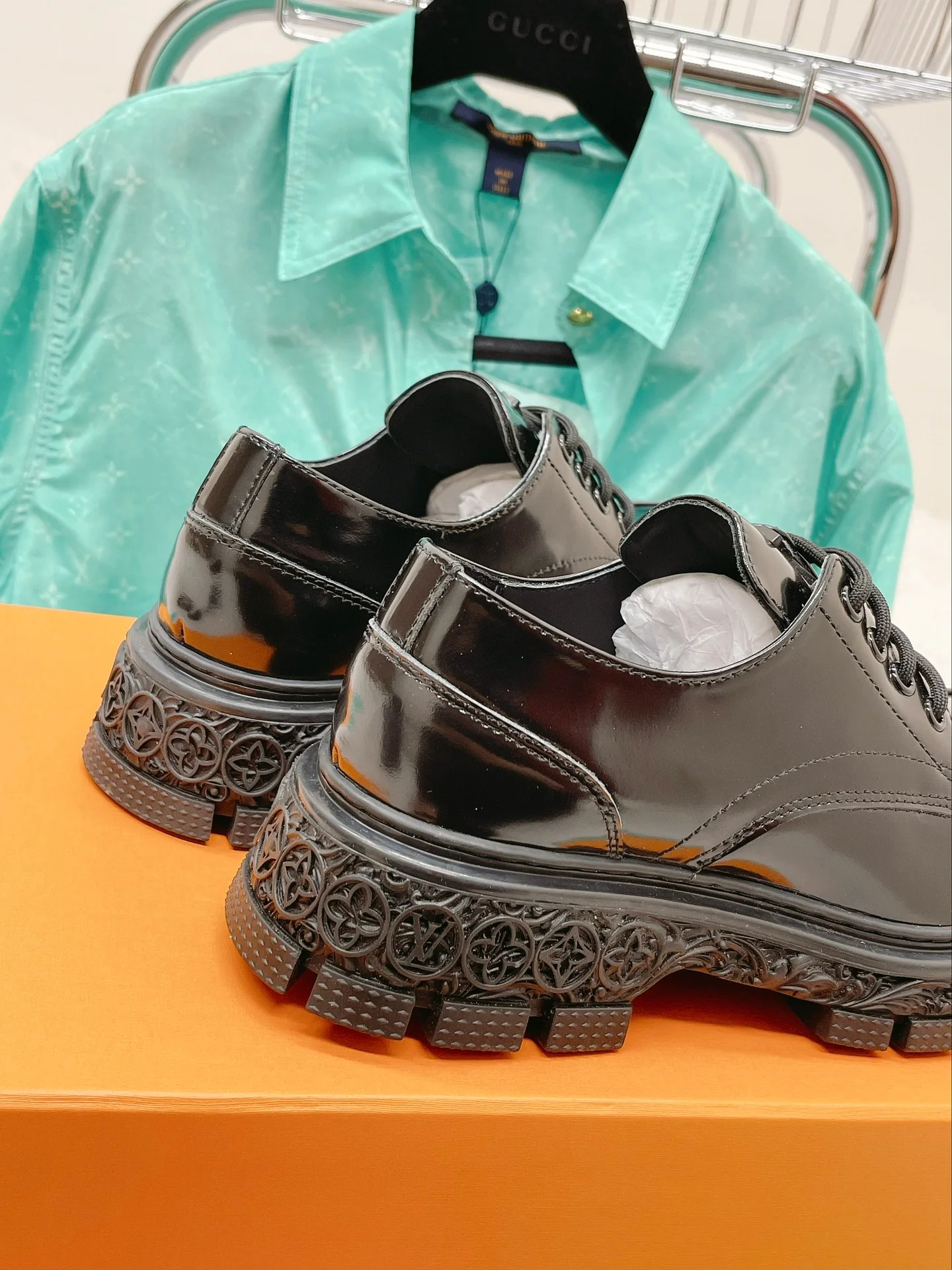 Новинка сезона осень/зима 2022 — мужские кожаные туфли с открытым большим пальцем стопы.