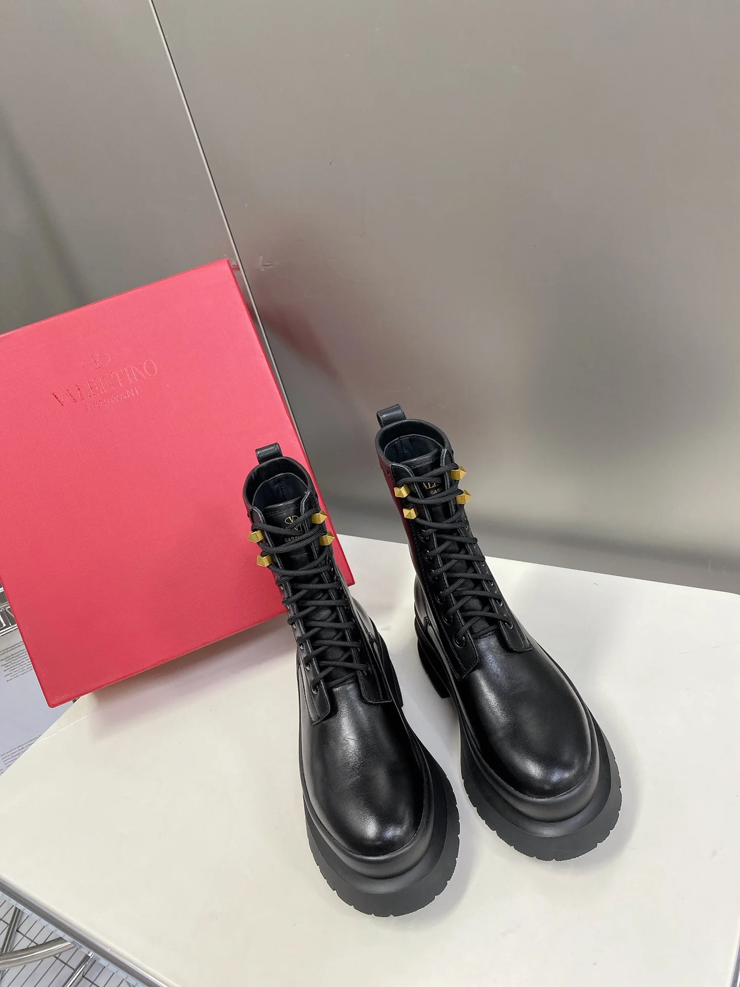 Новинка сезона осень/зима 2022 от Valentino - Ботинки Martin в британском стиле - 1