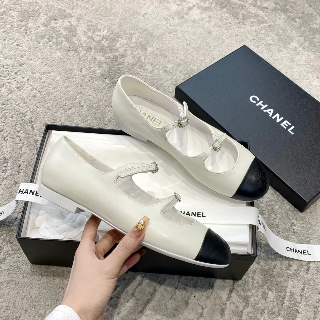 Новинка сезона весна/лето 2023 от Chanel - туфли Мэри Джейн с двойной пряжкой - белые.