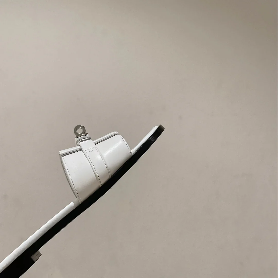 Весенняя коллекция Hermes 2023 — Новинка в бутике — Тапочки из нержавеющей стали с пряжкой Kelly — Белые