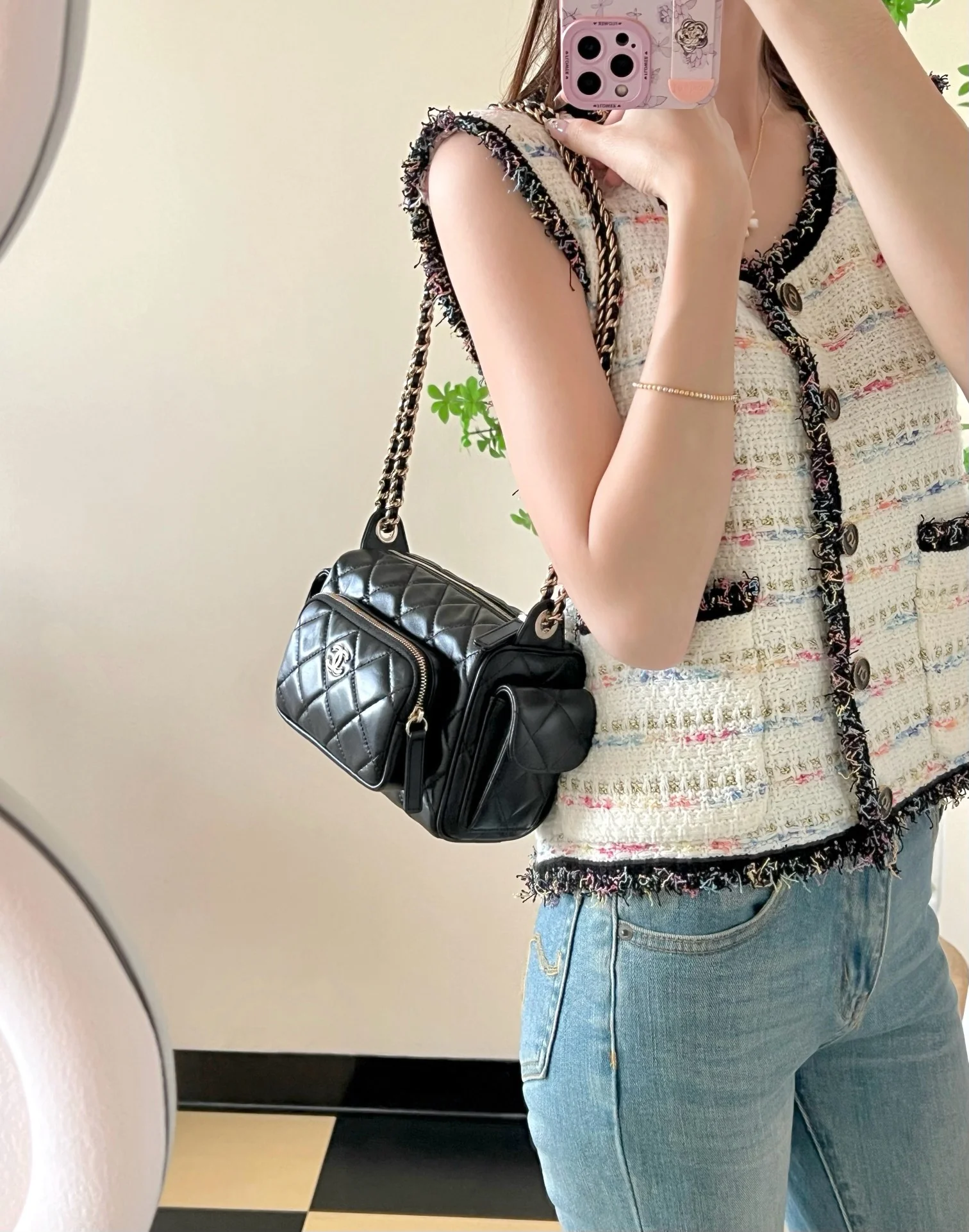 Сумка для фотоаппарата Chanel с двумя карманами из 24-каратного золота, маленькая, черная.