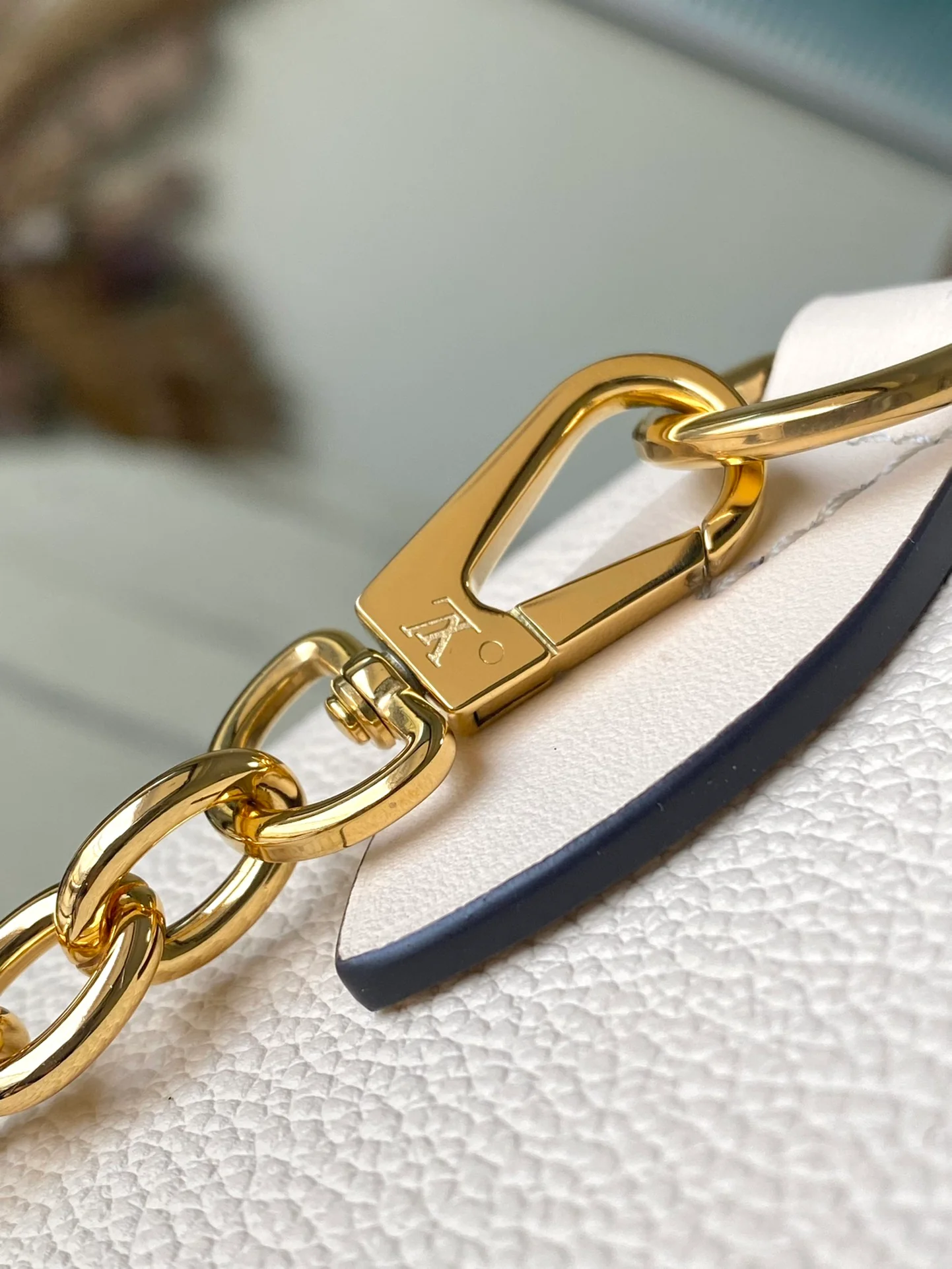 m58954-LV-speedy-20-Сумка-кроссбоди-Кремово-белый