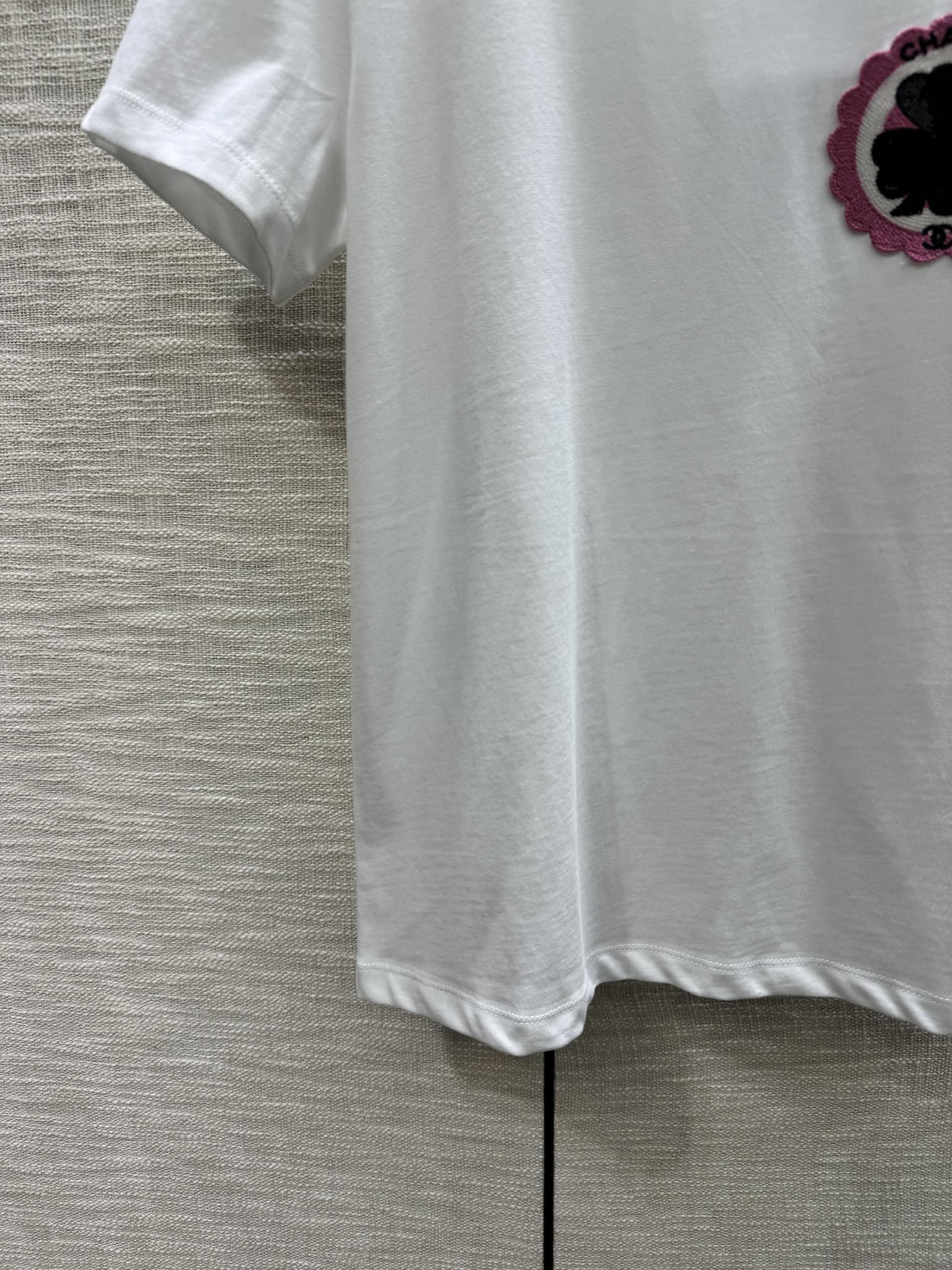 Футболка Chanel 2403 с вышитым четырехлистным клевером и круглым вырезом, с короткими рукавами - белая.