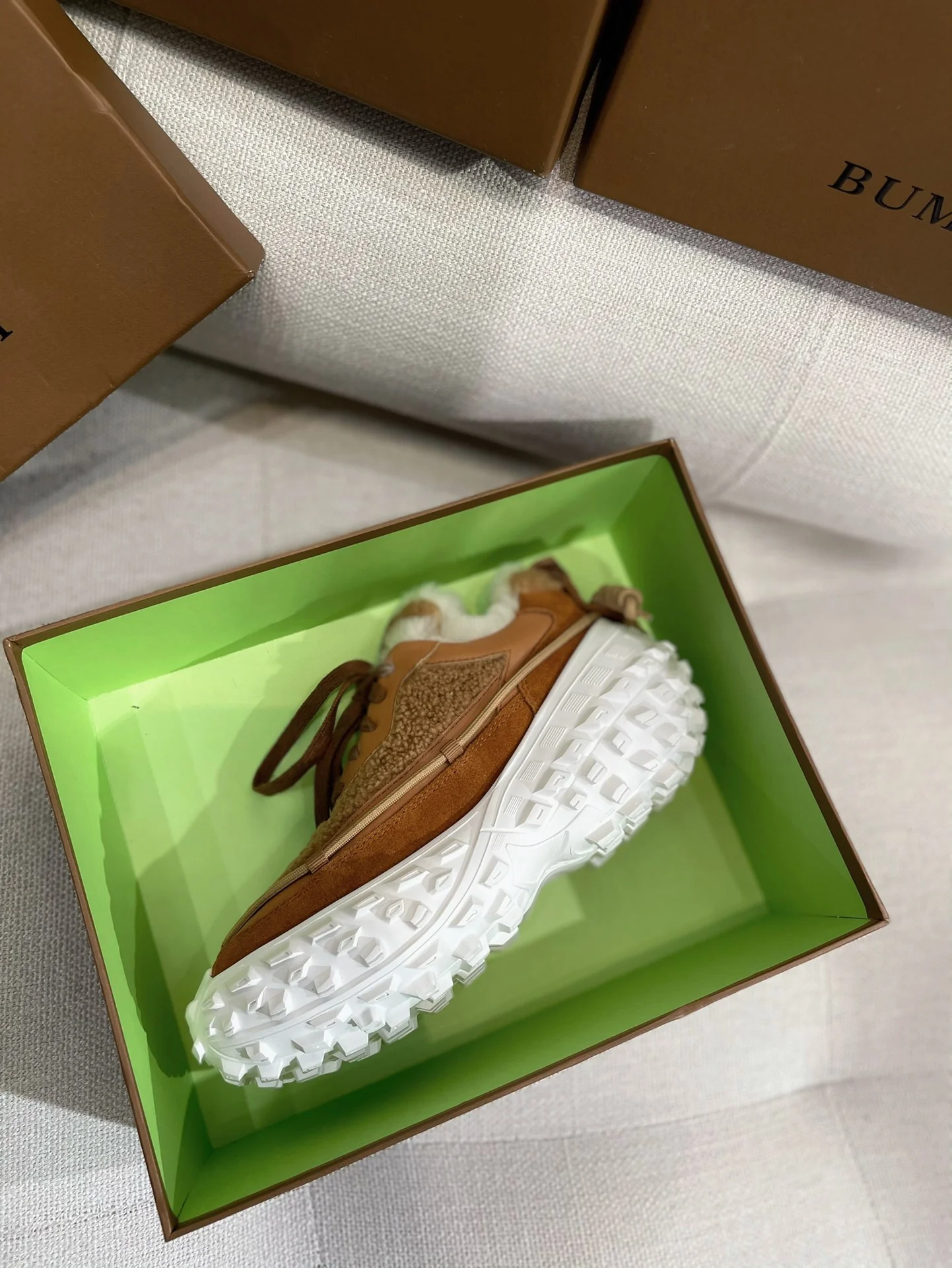 Коллекция Burberry ?Ранняя весна 2022? — Пушистые зимние кроссовки — Коричневые