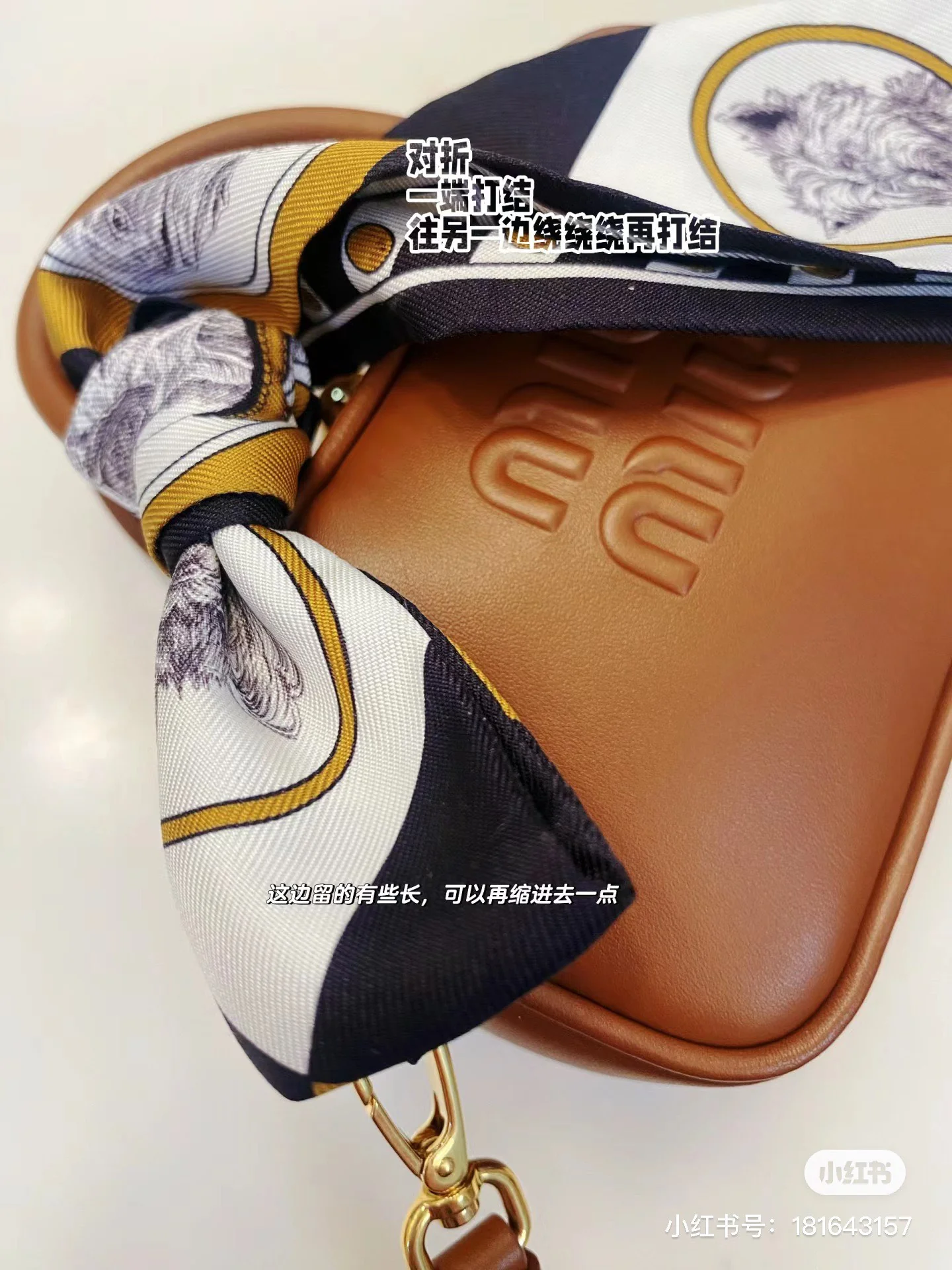 Мини-портфель Miu Miu с брелоком — из телячьей кожи.