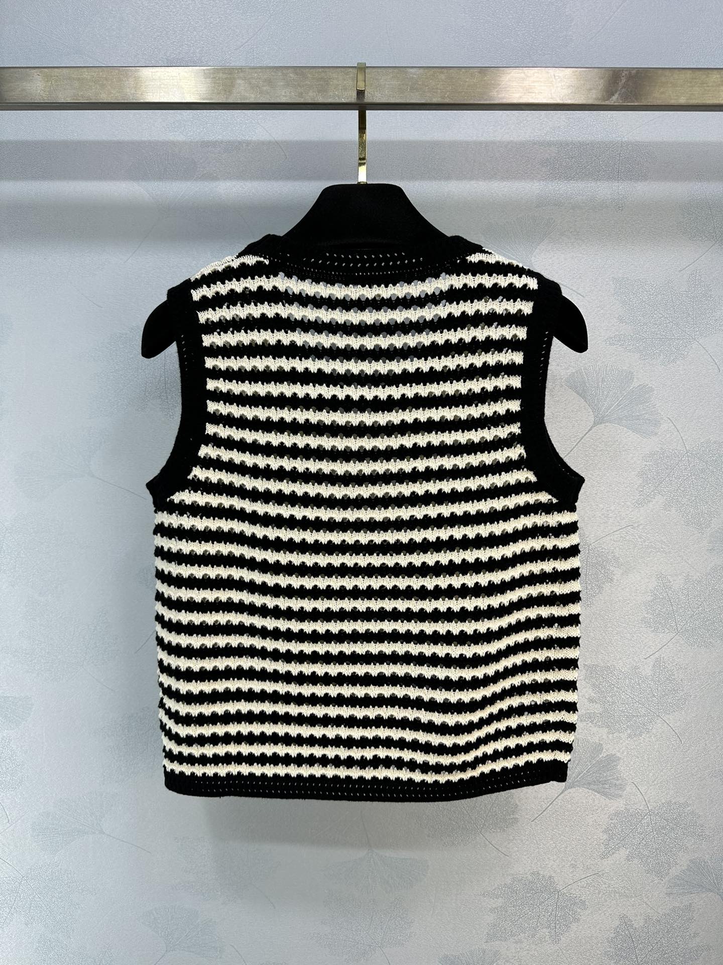 Chanel 2404 - Премиальный черно-белый жилет с блочным дизайном, тканой отделкой и надписью - Черный